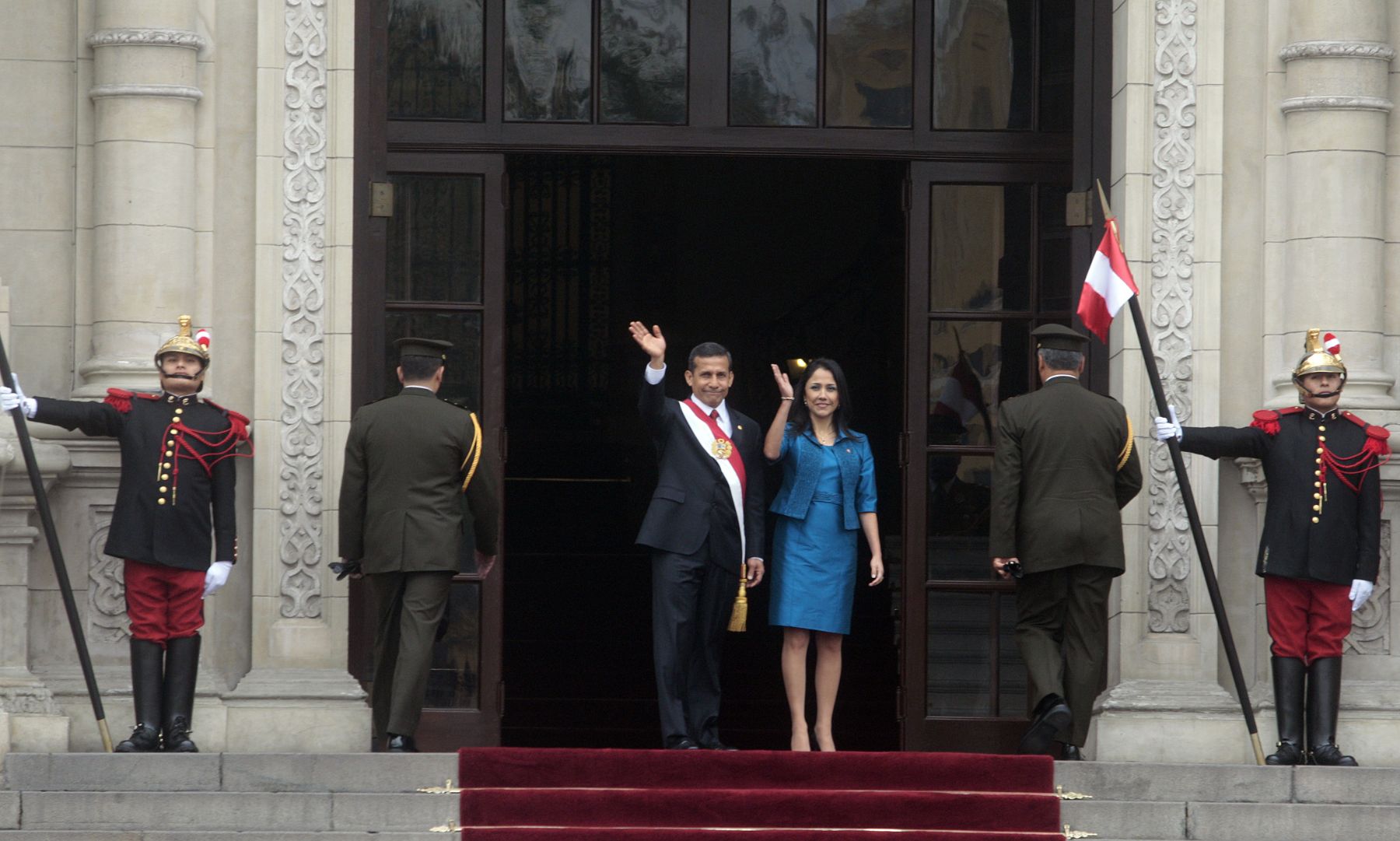 Jefe de estado,ollanta Humala junto a su esposa Nadine Heredia ,saluda a la prensa acreditada en Palacio de Gobierno.Foto: ANDINA/Jack Ramón