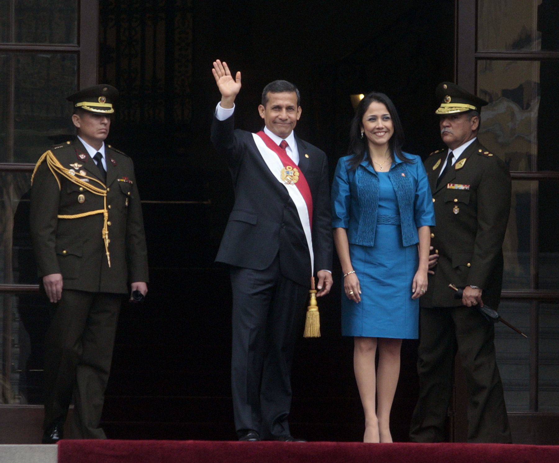 Jefe de Estado, Ollanta Humala junto a su esposa Nadine Heredia, saluda a la prensa acreditada en Palacio de Gobierno. Foto: ANDINA/Jack Ramón.