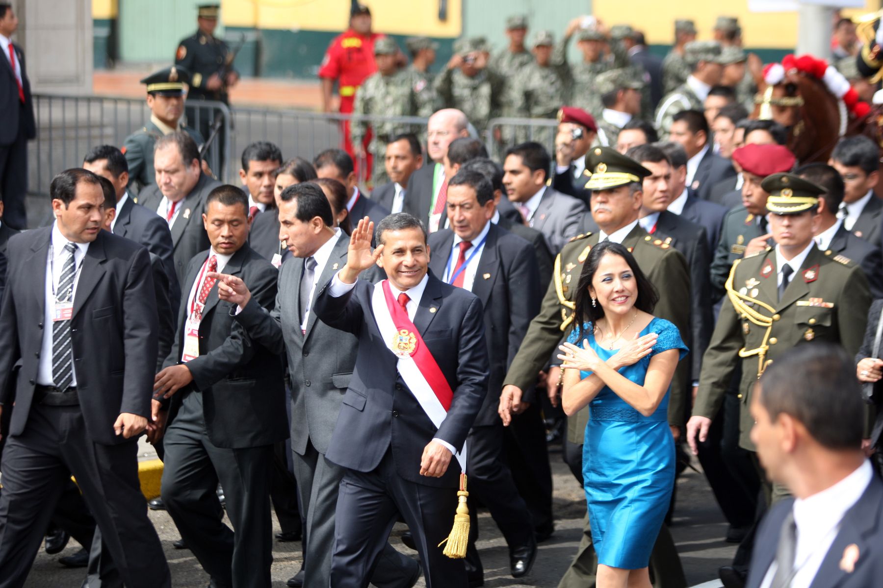 Presidente Ollanta Humala y Su señora Nadine Heredia,camino a palacio de Gobierno.Foto: ANDINA/Héctor Vinces