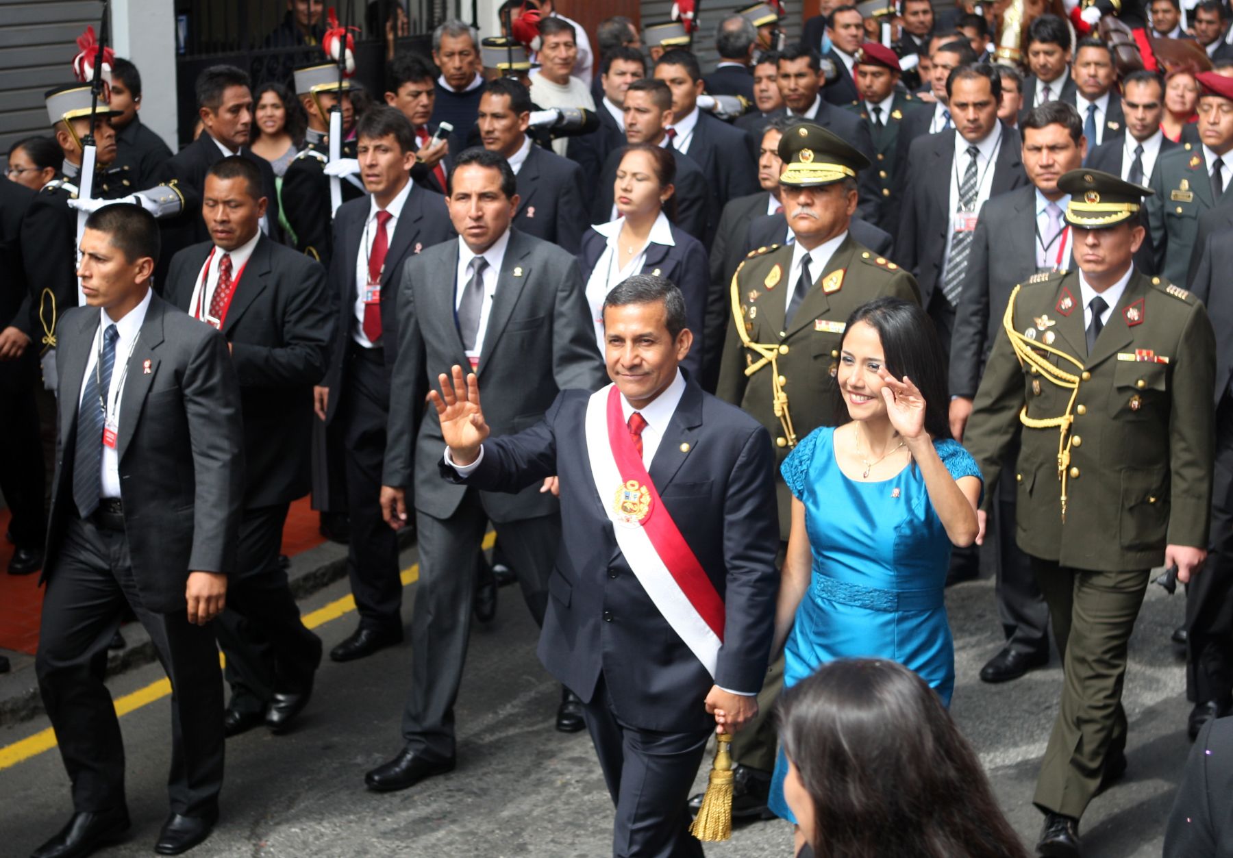 Presidente Ollanta Humala y Su señora Nadine Heredia,camino a palacio de Gobierno.Foto: ANDINA/Héctor Vinces