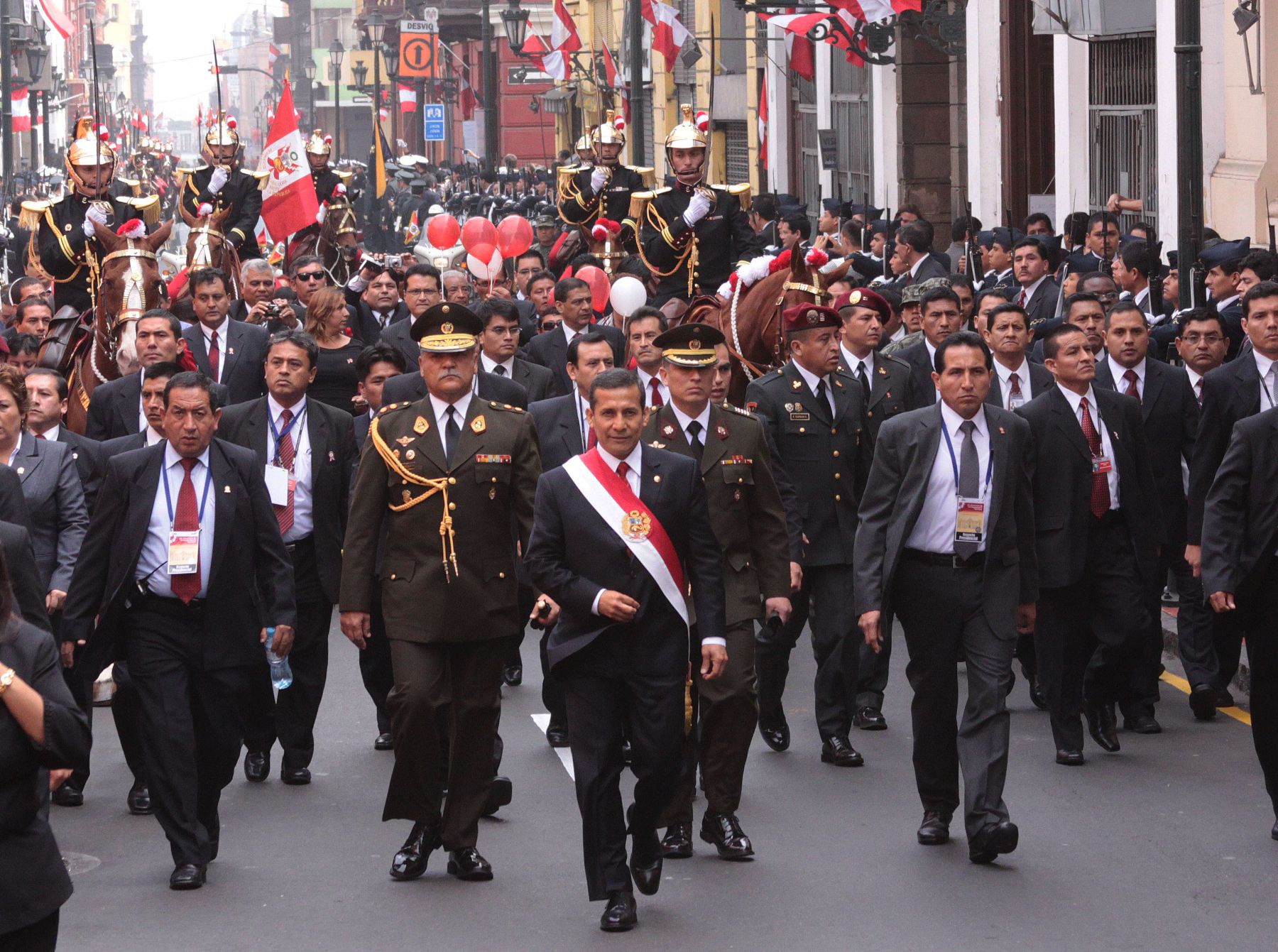 Presidente de la Republica  Ollanta Humala camino al Congreso de la República.Foto: ANDINA/ Prensa Presidencia