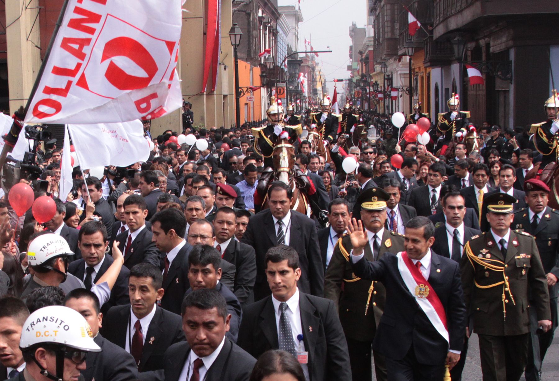 Presidente de la Republica  Ollanta Humala camino al Congreso de la República.Foto: ANDINA/ Prensa Presidencia