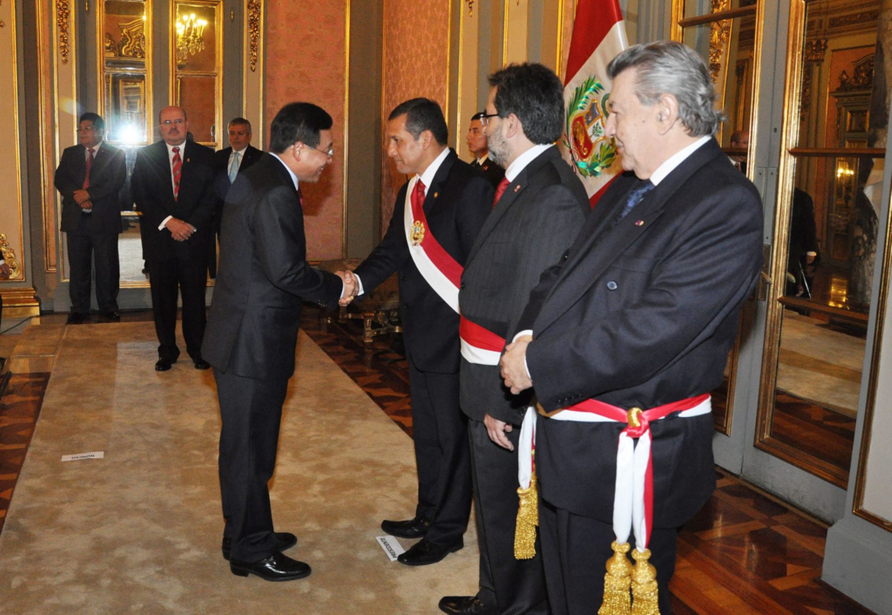 Presidente de la República, Ollanta Humala, recibe el saludo protocolar del servicio diplomático, con ocasión del 191 aniversario de la independencia nacional. Foto: ANDINA/Presidencia