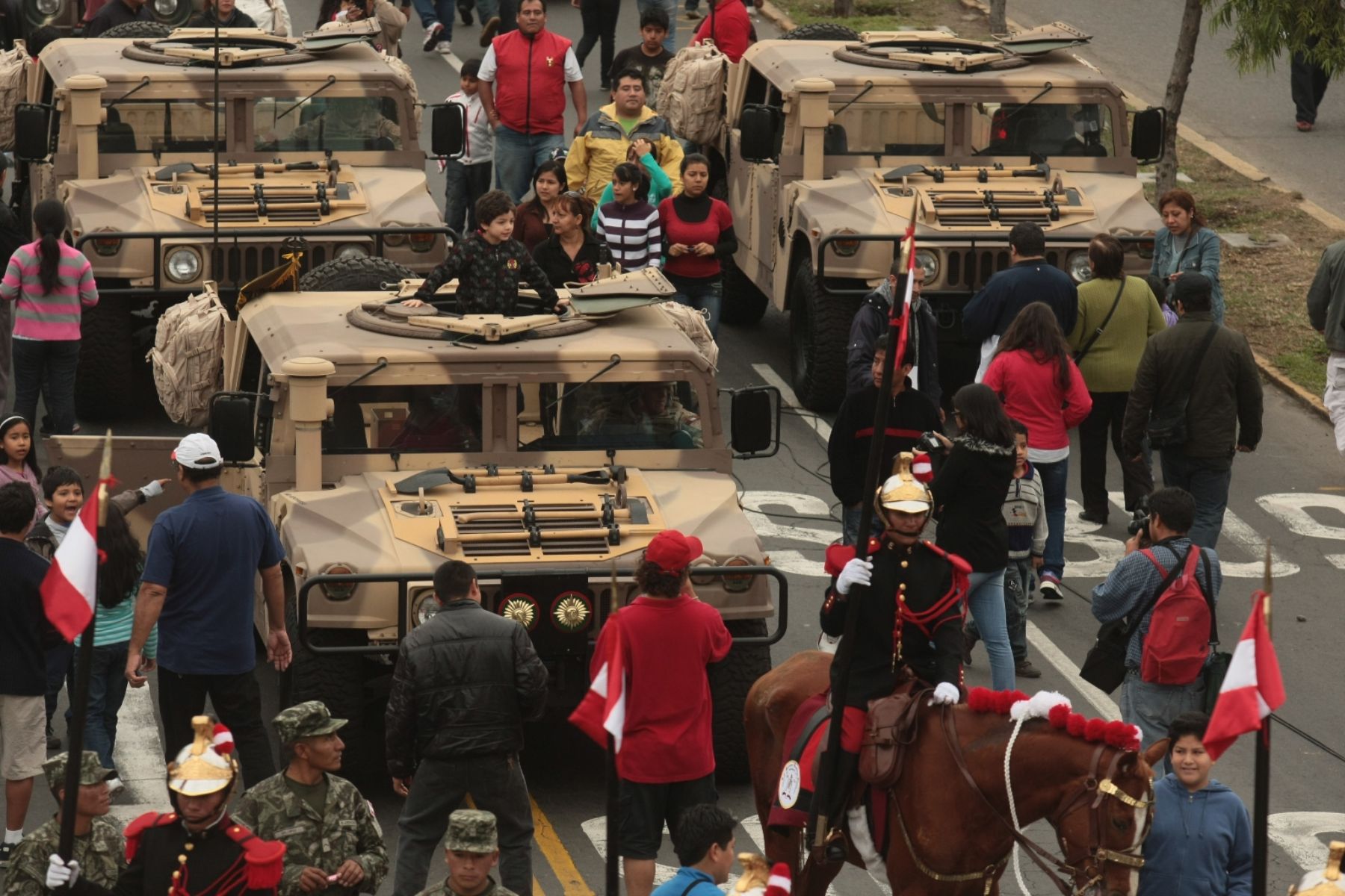 Los niños disfrutan del Desfile Cívico Militar.
Foto: ANDINA/Juan Carlos Guzmán Negrini.
