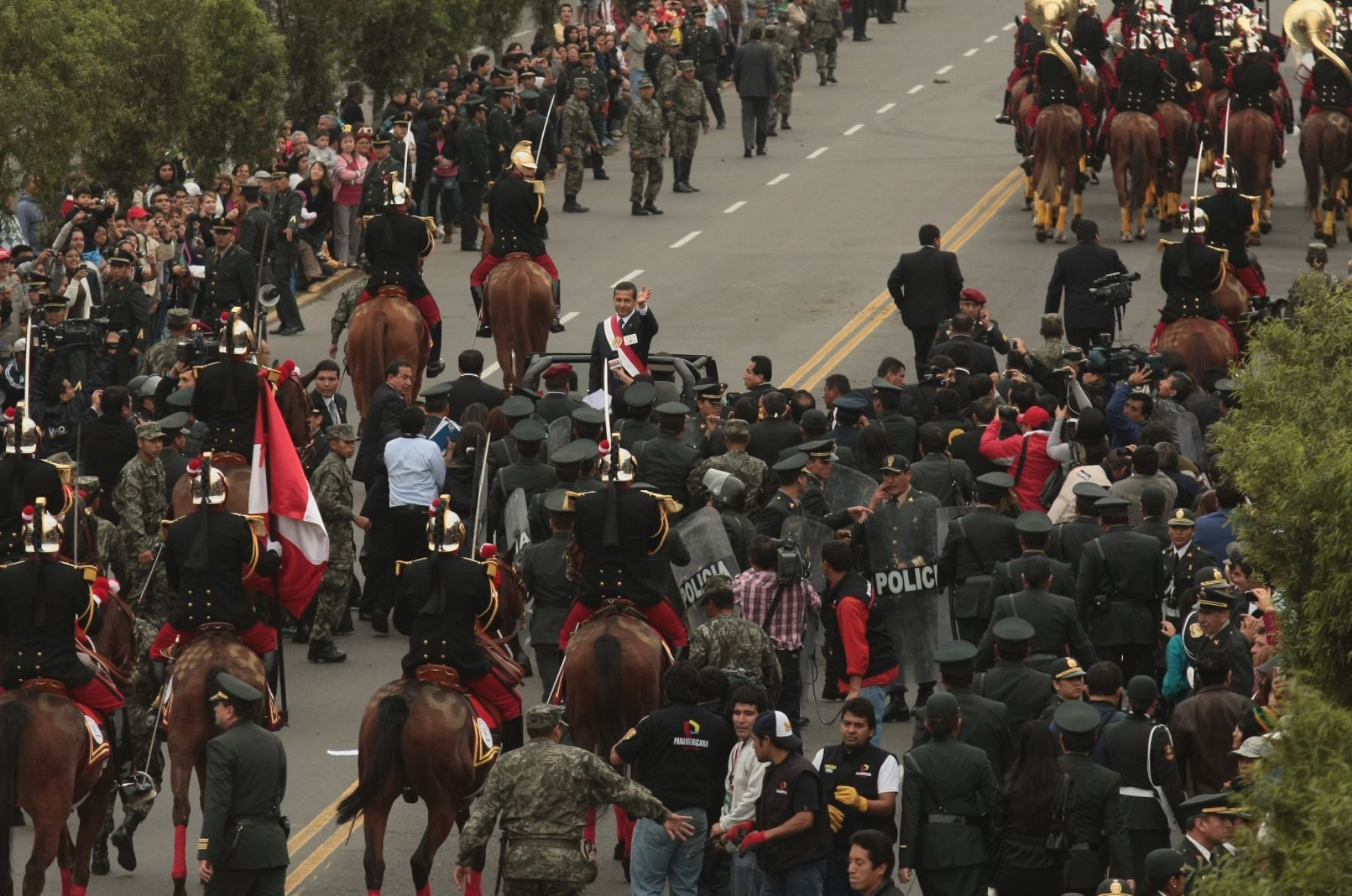 El Presidente Ollanta Humala llega al estrado principal para desfile cívico militar. Foto:ANDINA / Juan Carlos Guzmán Negrini.