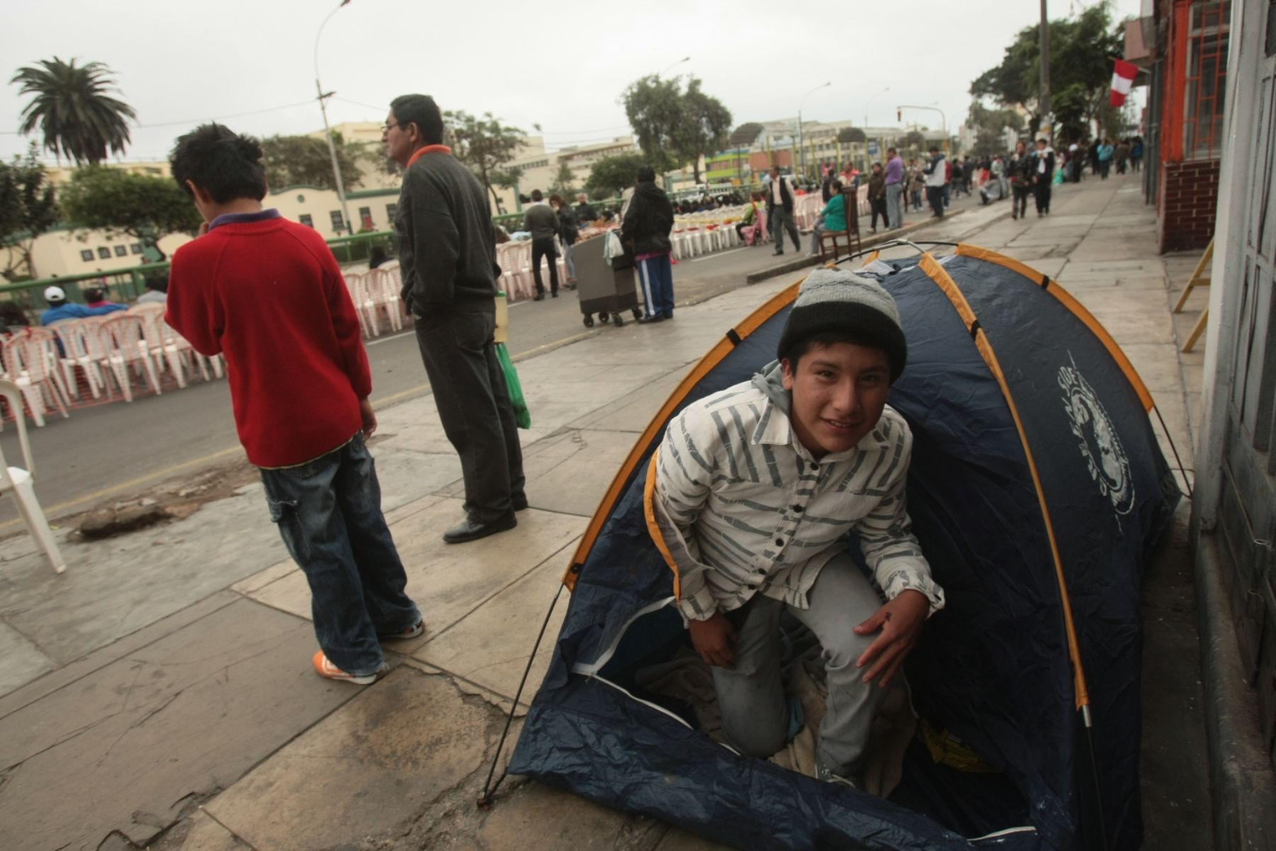 Muchos durmieron en pequeñas carpas para asegurarse una buena ubicación y observar el paso del Desfile Cívico Militar.
Foto:ANDINA / Juan Carlos Guzmán Negrini.