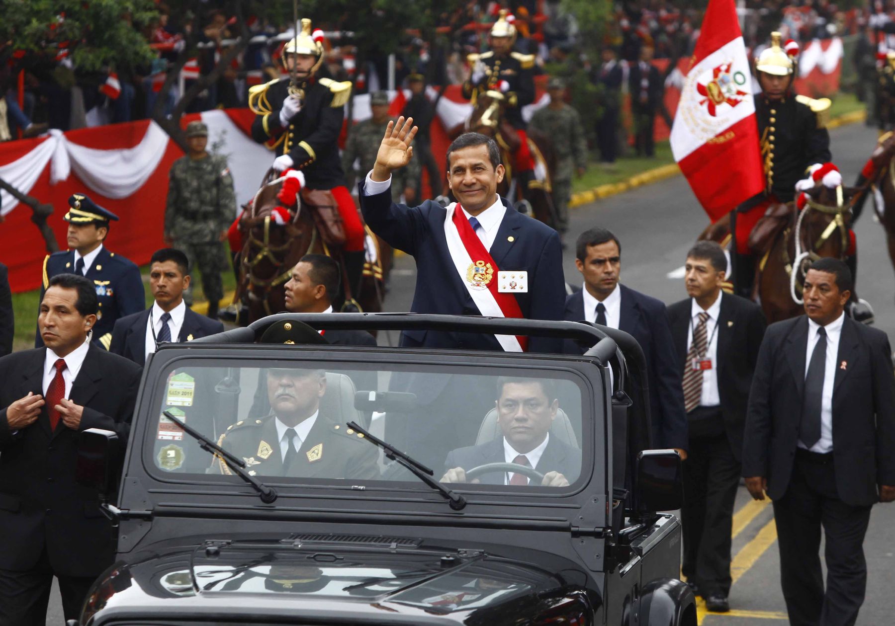 El Jefe de Estado, Ollanta Humala, inicia su recorrido hacia el estrado principal para dar inicio al Desfile Cívico Militar.
Foto:ANDINA / Foto: ANDINA/archivo.