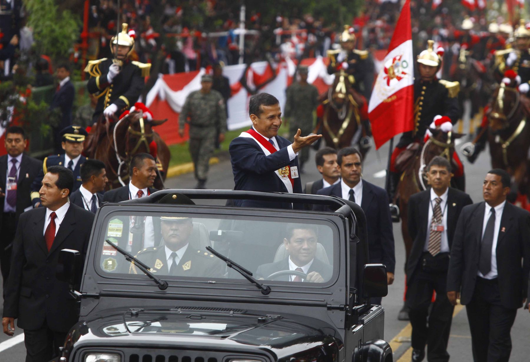 El Presidente Ollanta Humala inicia su recorrido hacia el estrado principal para dar inicio al Desfile Cívico Militar.Foto:ANDINA / Foto: ANDINA/archivo.
