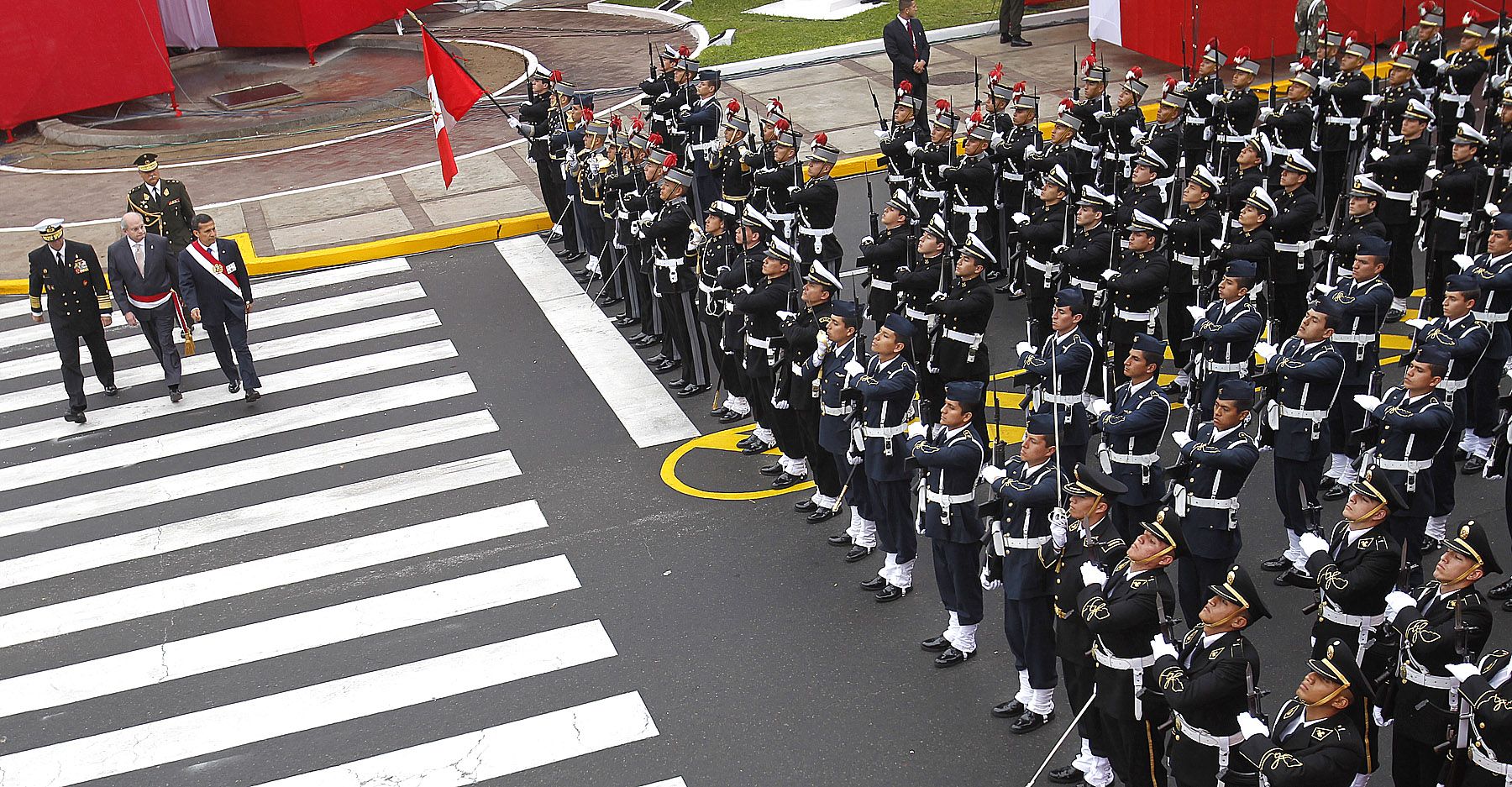 El Presidente Ollanta Humala inicia su recorrido hacia el estrado principal para dar inicio al Desfile Cívico Militar.Foto: ANDINA/Carlos Lezama.