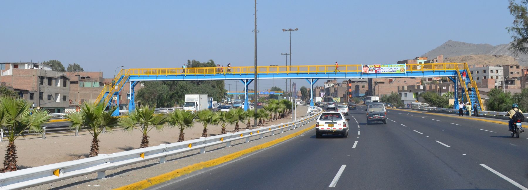 Puente peatonal construido por Emape en la Panamericana Sur.