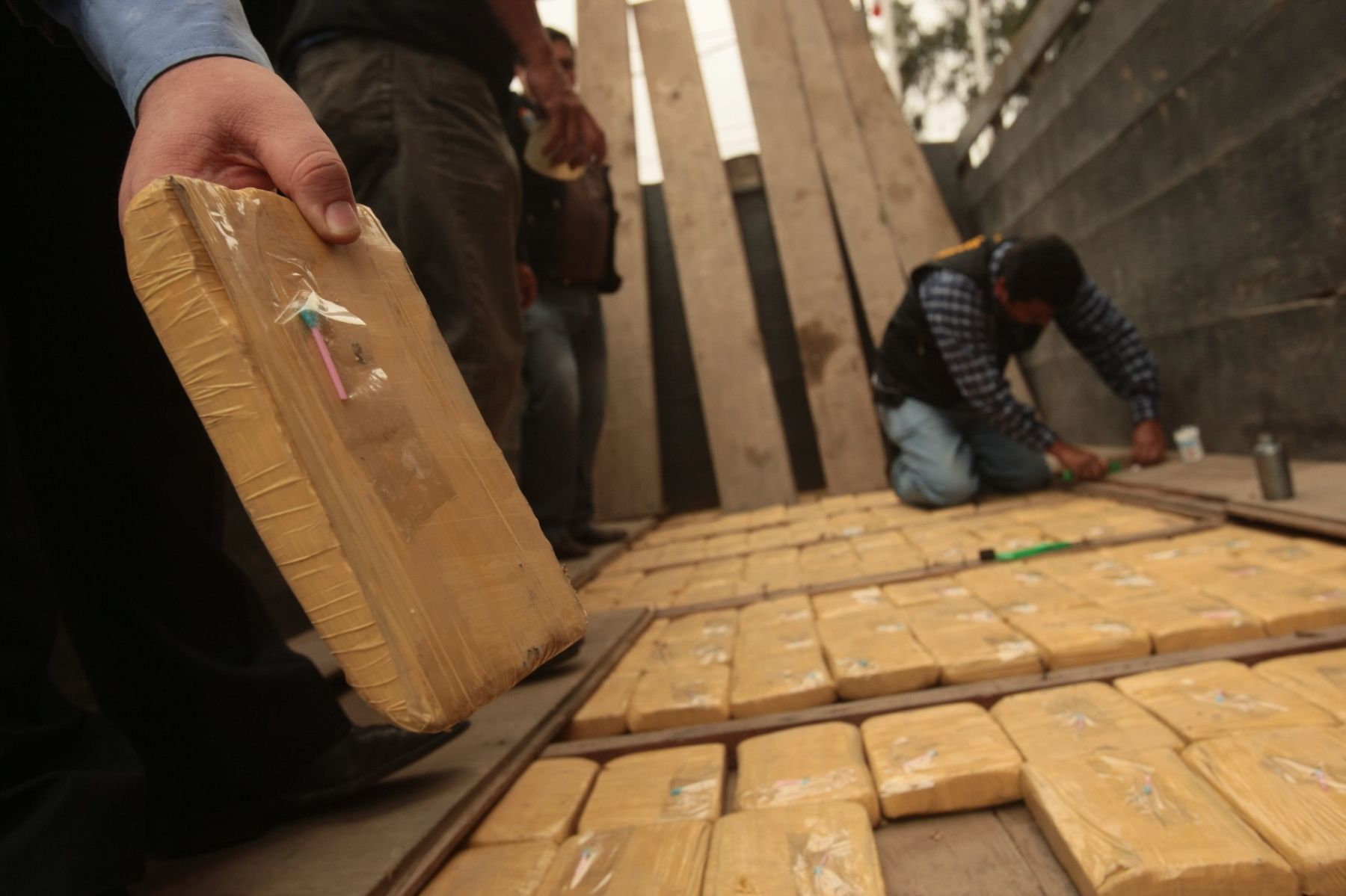 Dirandro presentó esta mañana 250 kilos de cocaina incautada y tres detenidos.

Foto: ANDINA/Juan Carlos Guzmán Negrini.