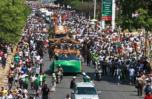 La población de Iquitos se volcó a las calles para dar la bienvenida a las delegaciones de las maravillas naturales del mundo quienes asistirán al reconocimiento del río Amazonas. Foto: Gobierno Regional de Loreto