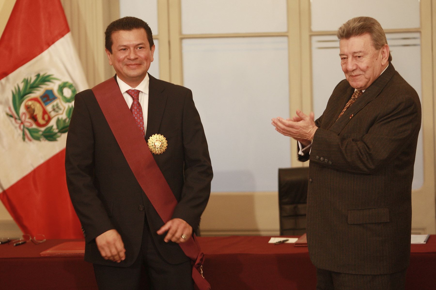 El canciller peruano Rafael Roncagliolo condecoró a su homólogo de El Salvador, Hugo Martínez. Foto: ANDINA/Norman Córdova.