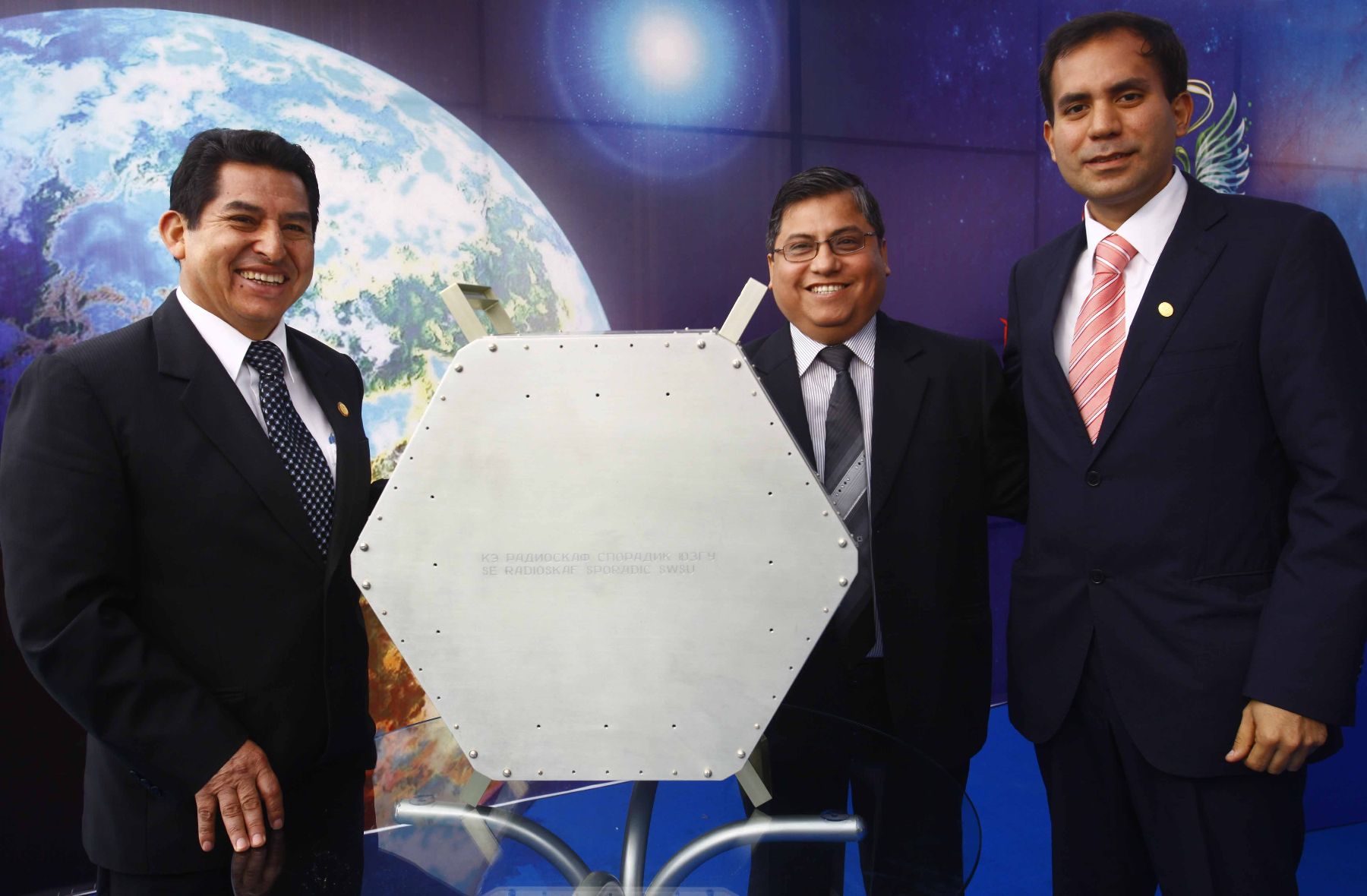 Rector de la UNI, Aurelio Padilla Ríos (Izq.) y José Oliden Martínez, jefe del Proyecto de Investigación Satelital de la UNI (derecha) muestran microsatélite que será lanzado al espacio a fines del 2013. ANDINA/Oscar Farje