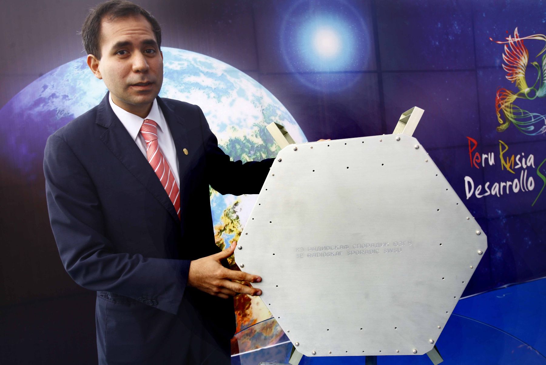 Ing. José Oliden Martínez, jefe del Proyecto de Investigación Satelital de la UNI, muestra microsatélite que será lanzado al espacio y orbitará el planeta Tierra a fines del año 2013. ANDINA/Oscar Farje