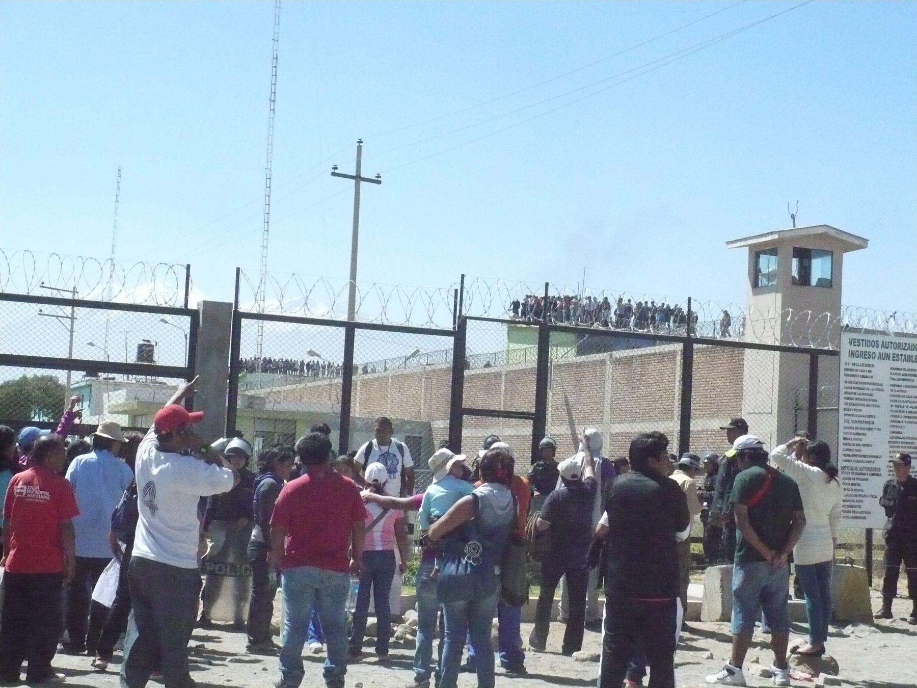 Autoridades inspeccionan ambientes de penal de Socabaya en Arequipa