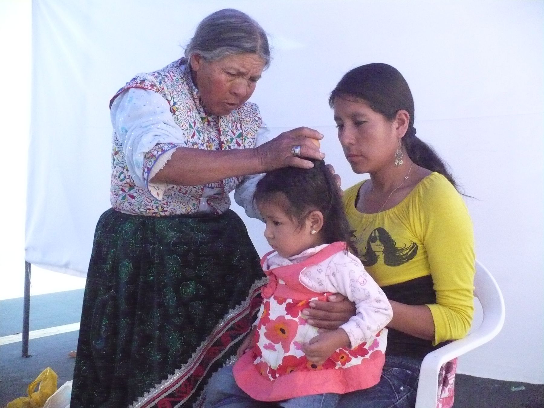 Irma Delgado Lastarrea es especialista en curar el mal de ojo pasando el huevo. Foto: ANDINA/Rocío Méndez.