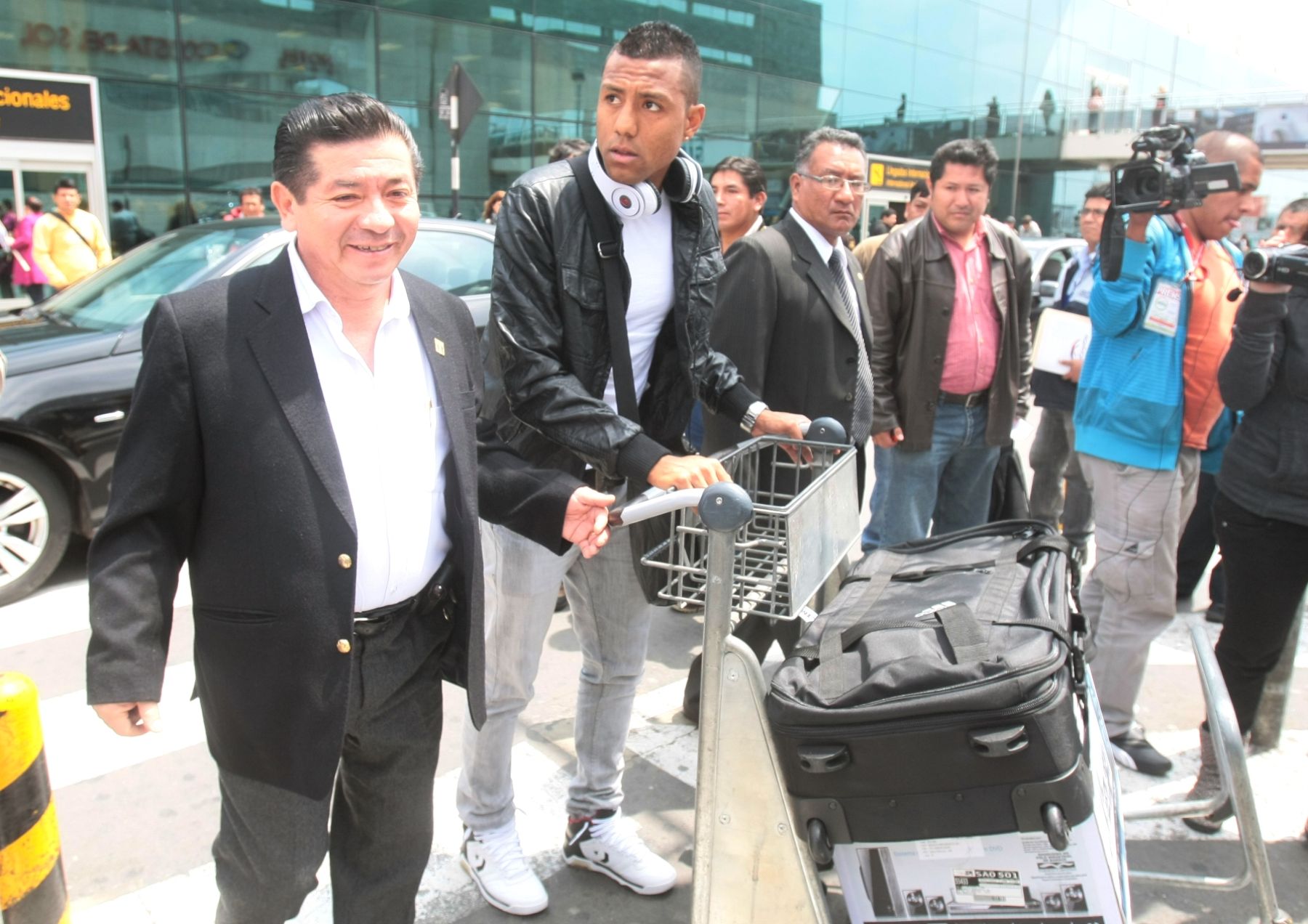 Jugador de la selección, Luis Alberto Ramírez, llegó a Lima procedente de Brasil. Foto: ANDINA/Juan Carlos Guzmán Negrini.