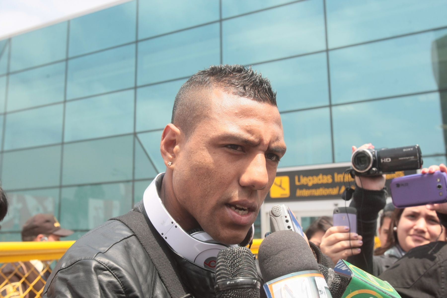Jugador de la selección, Luis Alberto Ramírez, llegó a Lima procedente de Brasil. Foto: ANDINA/Juan Carlos Guzmán Negrini.