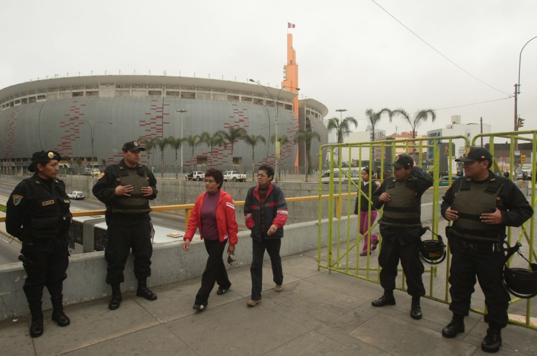 La Policía Nacional ha restringido algunos accesos al Estadio Nacional para el encuentro Perú Venezuela.Foto: ANDINA/Juan Carlos Guzmán Negrini.