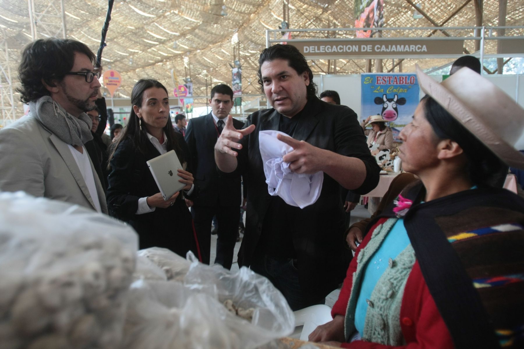 Gastón muestra a periodistas extranjeros las bondades de los productos nacionales exhibidos en Mistura.Foto: ANDINA/Juan Carlos Guzmán Negrini.