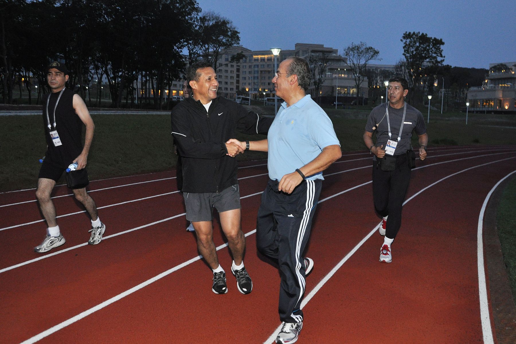 Jefe del Estado, Ollanta Humala, se encontró con su homólogo mexicano, Felipe Calderón, mientras realizaba actividades deportivas en Vladivostok, Rusia, donde se realiza la cumbre APEC.