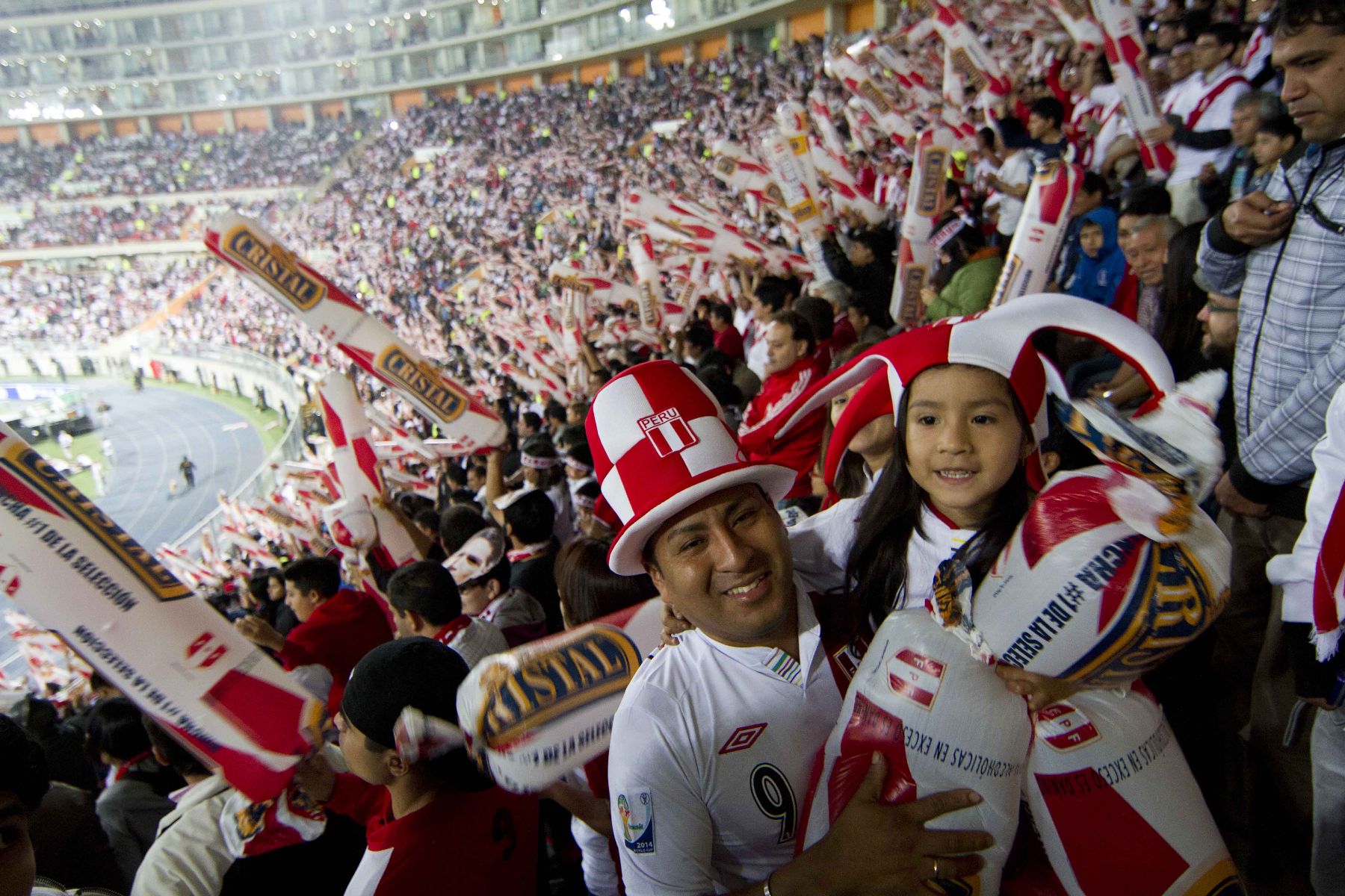 Hinchas de Peru alientan a su seleccion durante el partido entre Peru y Velezuela por Eliminatorias al mundial Brasil 2014. Foto: ANDINA/Marco del Río