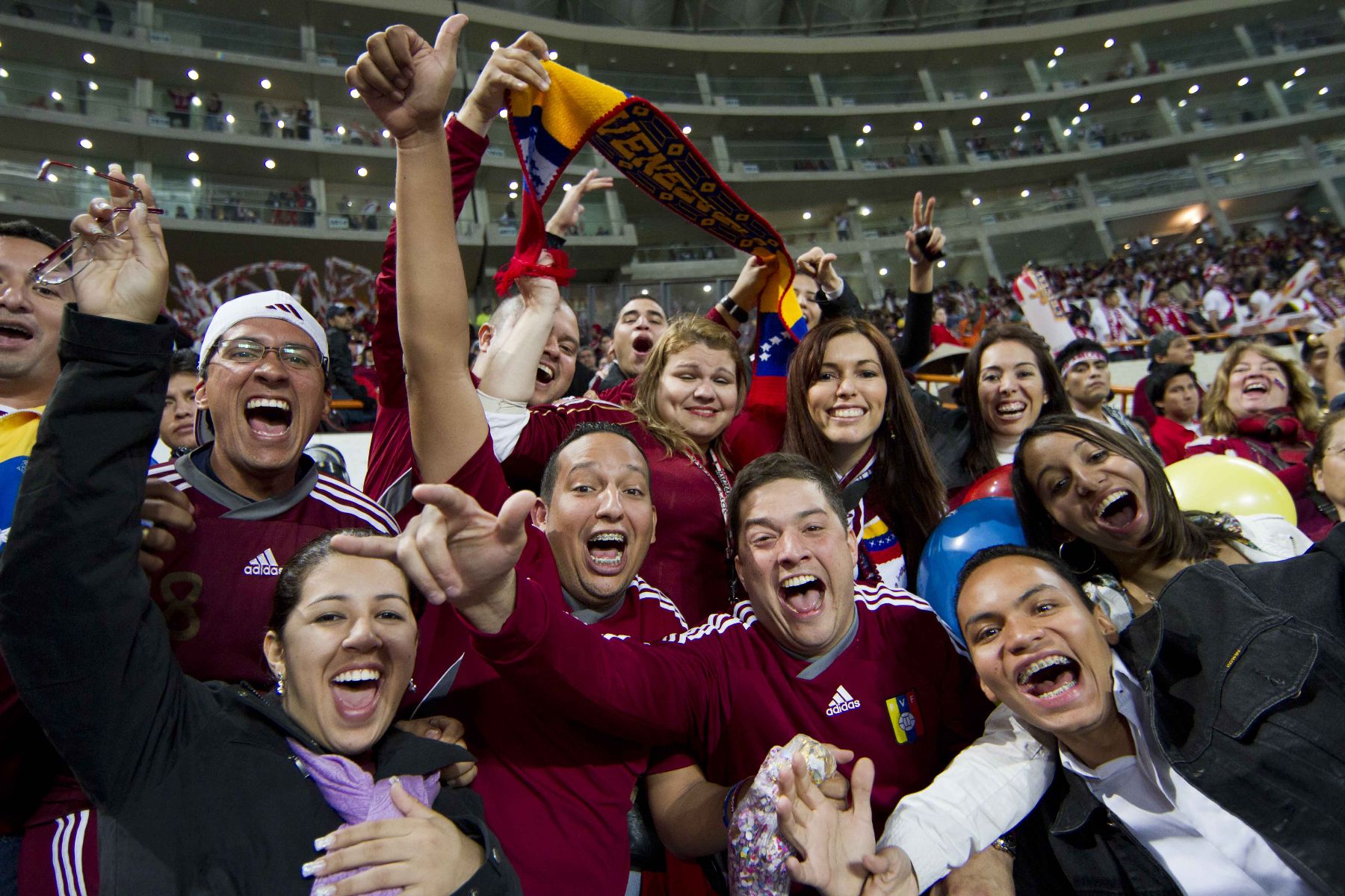 Hinchas de Venezuela alientan a su seleccion durante el partido entre Peru y Velezuela por Eliminatorias al mundial Brasil 2014. Foto: ANDINA/Marco del Río