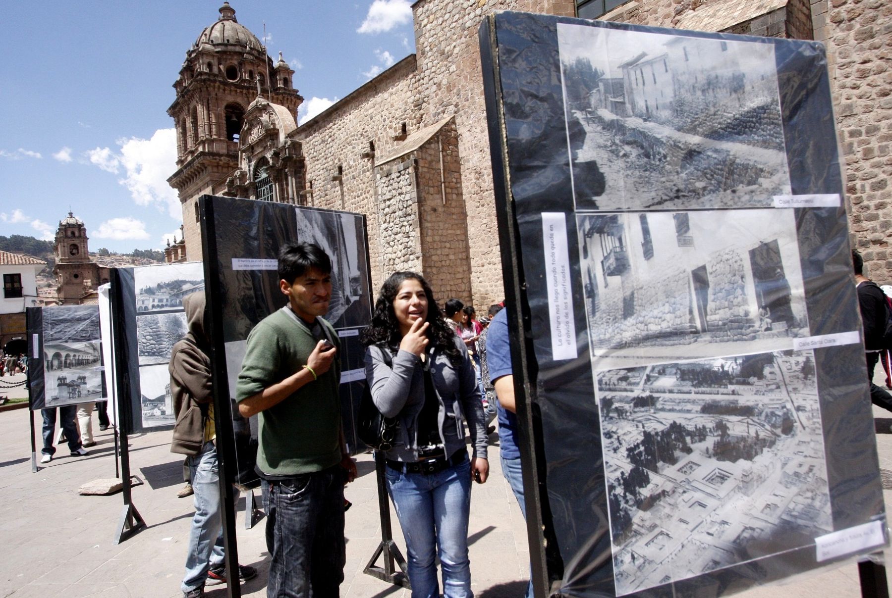 Cusqueños aprecian el Cusco antiguo fotografiado por Luis E. Valcárcel. Foto: ANDINA/Percy Hurtado.