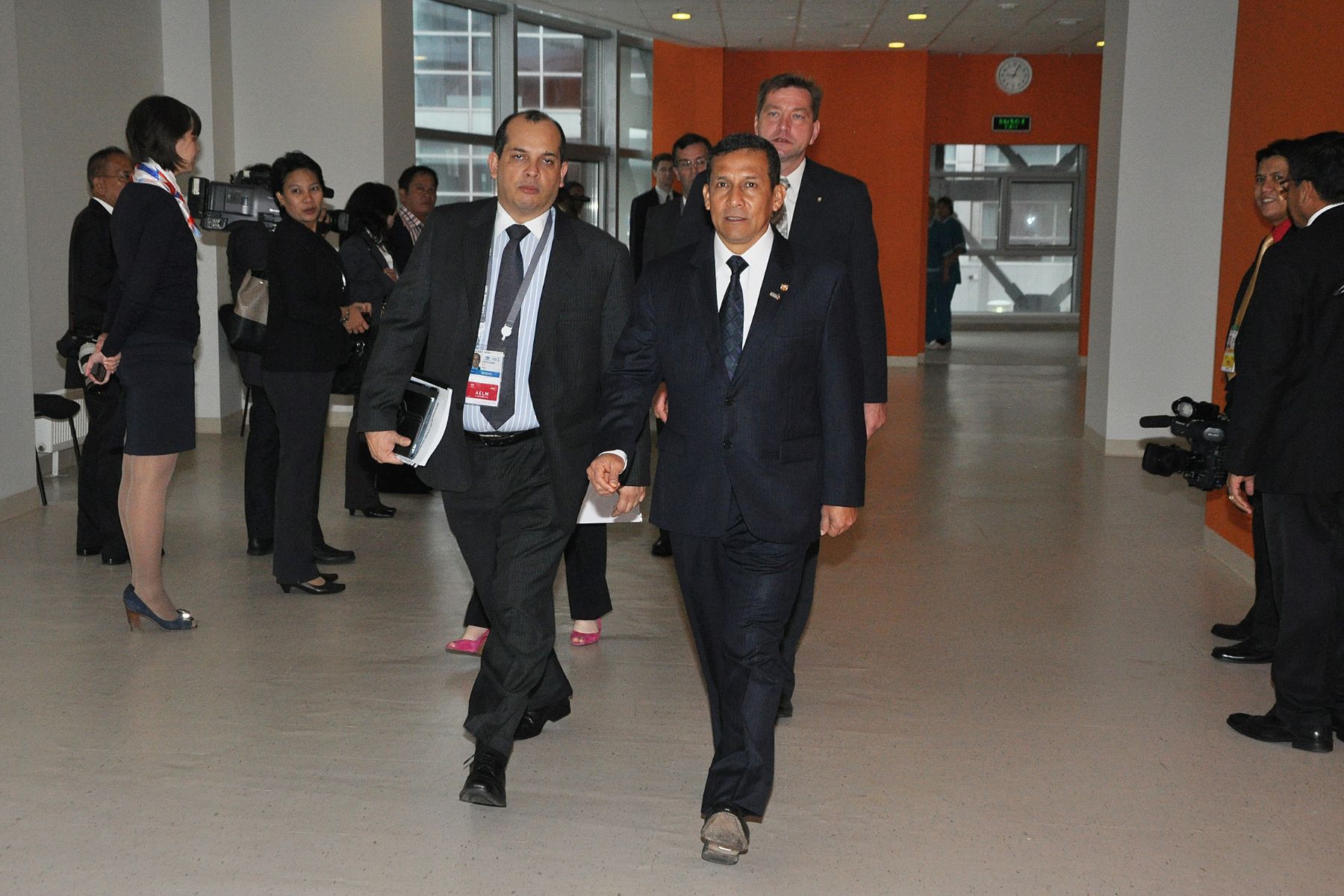 Presidente de la Republica Ollanta Humala y Luis Castilla.Ministro de Economia se diregen a  reunión bilateral  con Christine  Lagarde, Directora del Fondo Monetario Internacional.Eb el marco de la XX Cumbre APEC en Vladivostok.Foto: Andina/ Prensa Presidencia