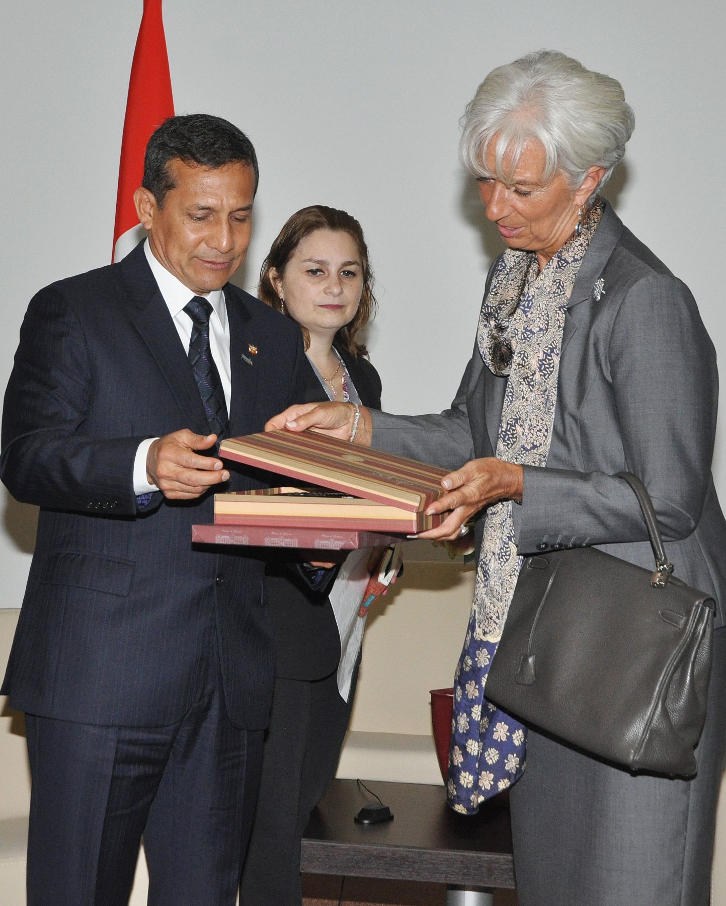 Presidente de la Republica Ollanta Humala y Luis Castilla.Ministro de Economia se diregen a  reunión bilateral  con Christine  Lagarde, Directora del Fondo Monetario Internacional.Eb el marco de la XX Cumbre APEC en Vladivostok.Foto: Andina/ Prensa Presidencia