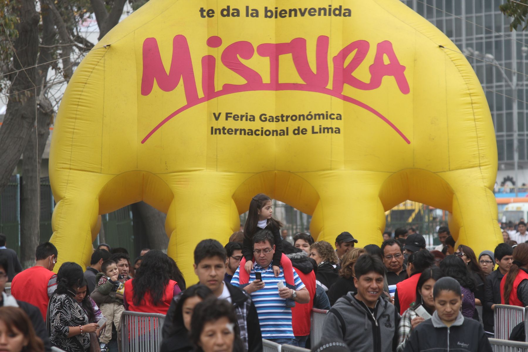 Cientos de personas acuden al último día de la Feria Gastronómica Mistura 2012. Foto: ANDINA/Marco del Río