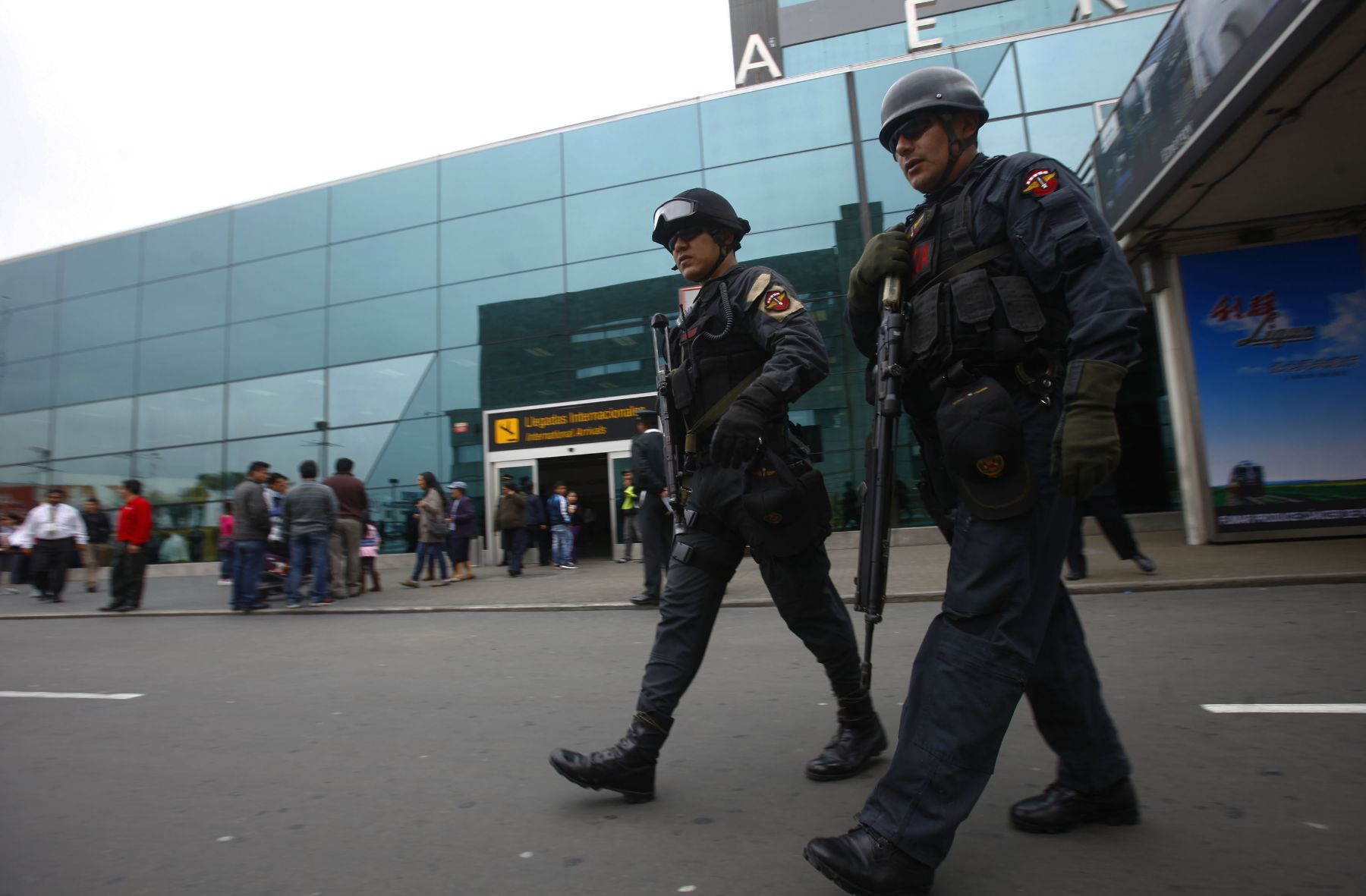 LIMA, PERÚ. SETIEMBRE 30. Agentes de la Policia Nacional resguardan exteriores del Aeropuerto Jorge Chavez por por III Cumbre América del Sur - Países Árabes ASPA. Foto: ANDINA/archivo.