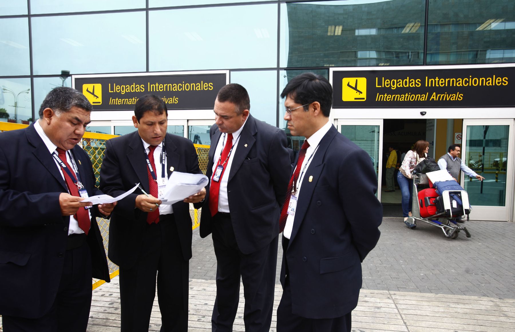 LIMA, PERÚ. SETIEMBRE 30. Agentes de seguridad del estado en los exteriores del Aeropuerto Jorge Chavez por III Cumbre América del Sur - Países Árabes ASPA. Foto: ANDINA/archivo.