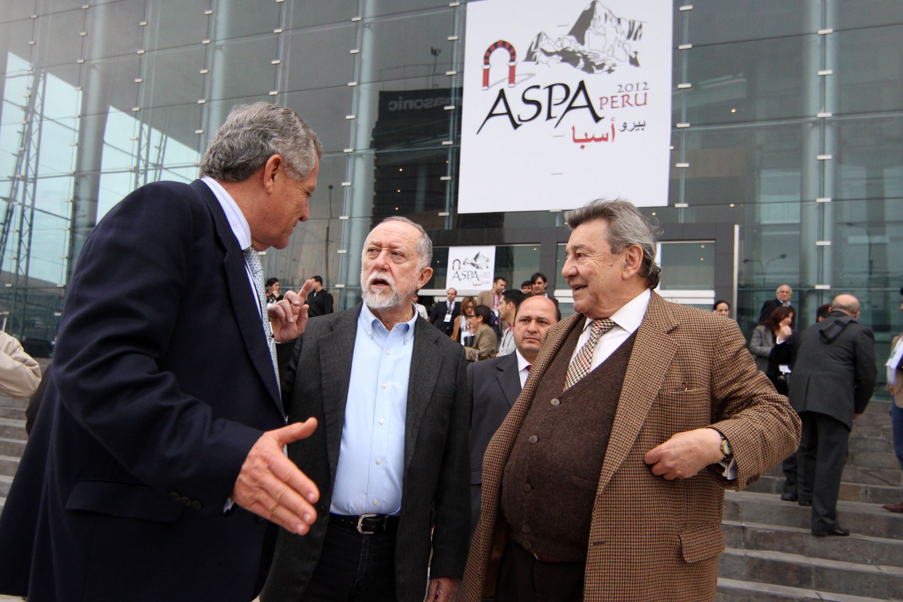 El canciller Rafael Roncagliolo y el ministro de Cultura, Luis Peirano, inspeccionaron últimos detalles en el Museo de la Nación para el inicio de la III Cumbre de Jefes de Estado y de Gobierno de America del Sur y Países Árabes (ASPA). Foto: ANDINA/Marco del Río