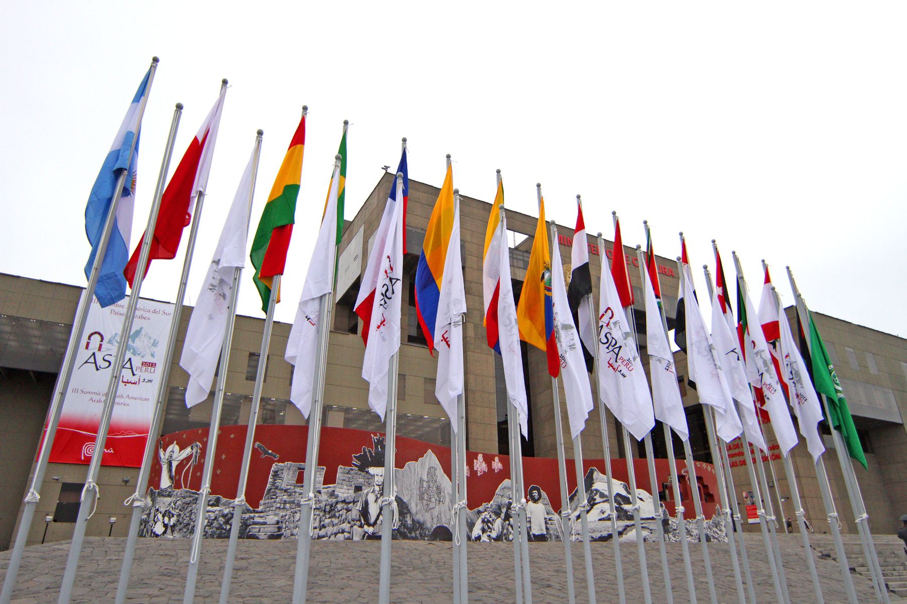 LIMA, PERU - SETIEMBRE 30. Banderas de los paises participantes en la III Cumbre de America del Sur y Paises Arabes ASPA. Foto: ANDINA/Marco del Río