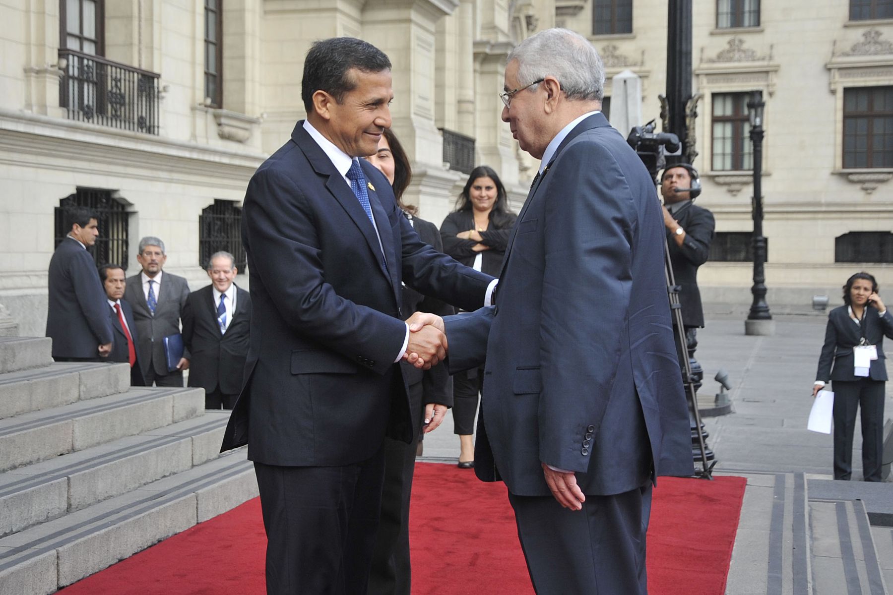 El jefe del Estado peruano Ollanta Humala Tasso sostuvo una reunión en Palacio de Gobierno con el presidente del Consejo de la Nación de la República Argelina Popular y Democrática, Abdelkader Bensalah. ANDINA/Prensa Presidencia
