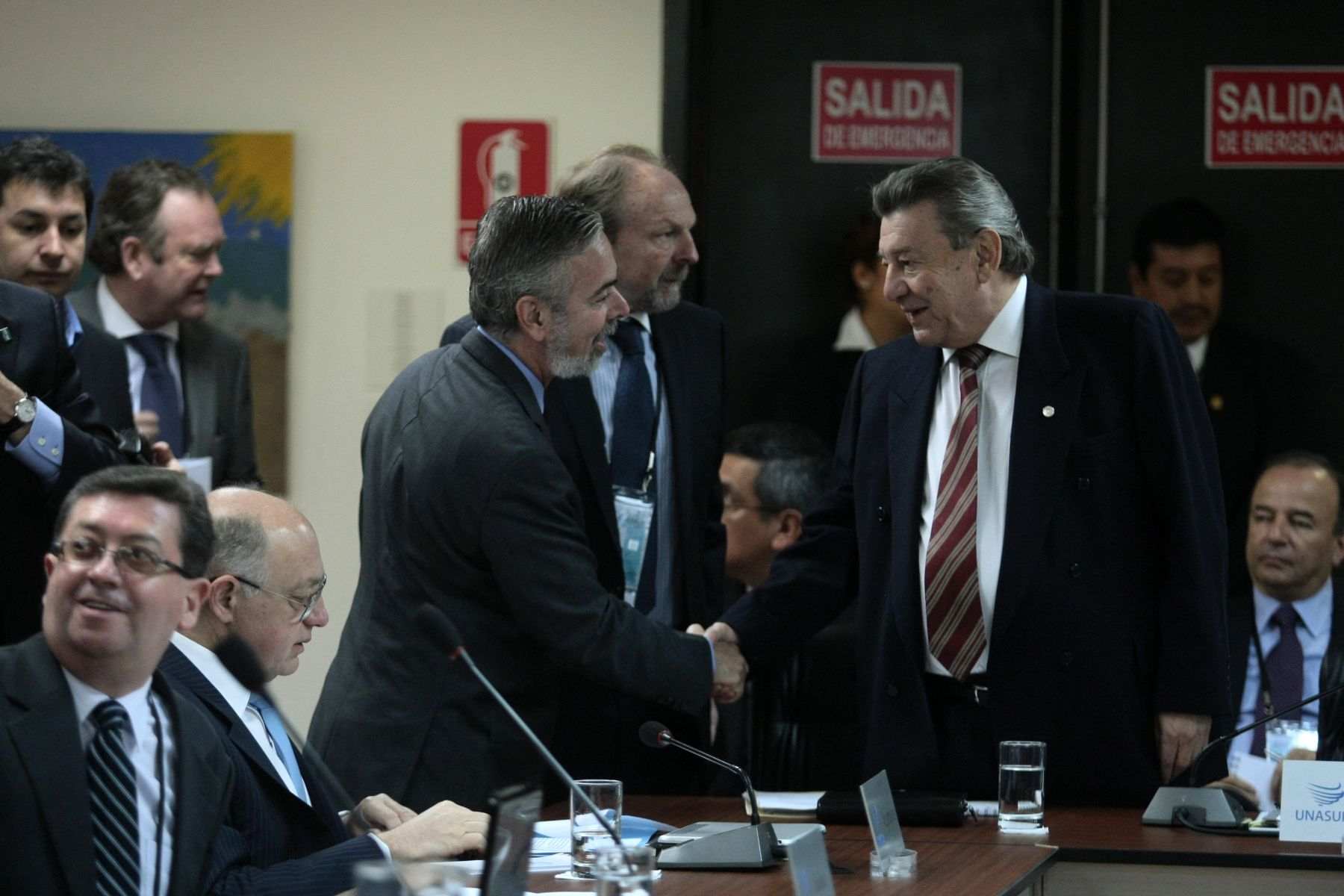 LIMA, PERU - OCTUBRE 1. Canciller Rafael Roncagliolo saluda a su homologo de Brasil Antonio Patriota durante la inauguracion de Reunion de Cancilleres en la III Cumbre de America del Sur y Paises Arabes ASPA. Foto: ANDINA/Juan Carlos Guzman