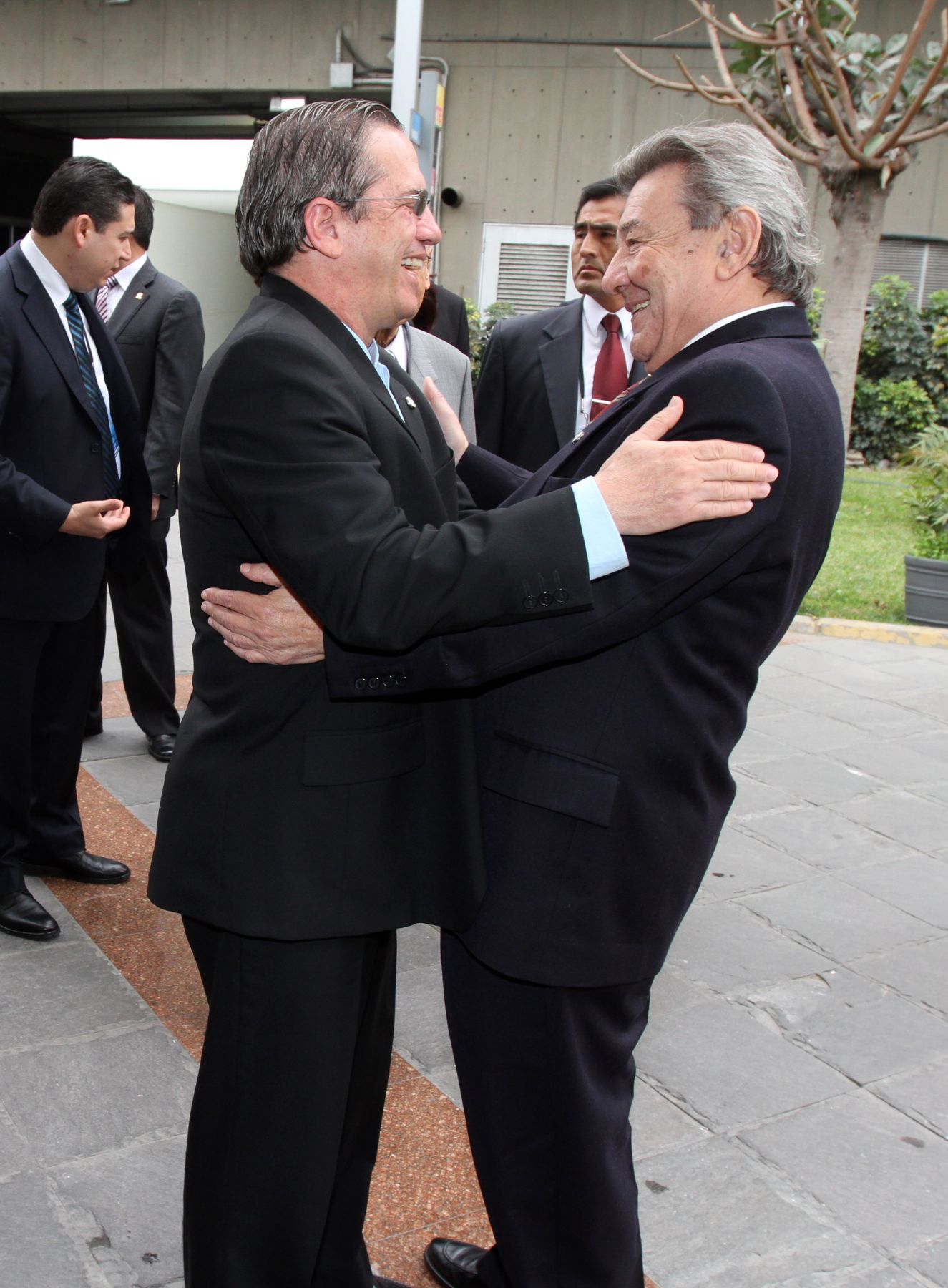 LIMA, PERU - OCTUBRE 01. Canciller Rafael Roncagliolo saluda a su homologo de Ecuador Ricardo Patiño durante la reunion de cancilleres de la III Cumbre de America del Sur y Paises Arabes ASPA. Foto: ANDINA/Marco del Río