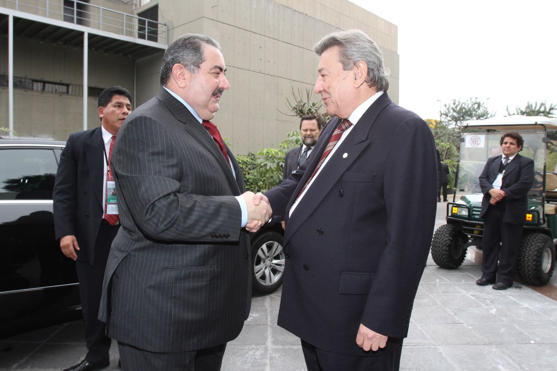 LIMA, PERU - OCTUBRE 01. Canciller Rafael Roncagliolo saluda a su homologo de Irak Hoshyar Zebari durante la reunion de cancilleres de la III Cumbre de America del Sur y Paises Arabes ASPA. Foto: ANDINA/Marco del Río