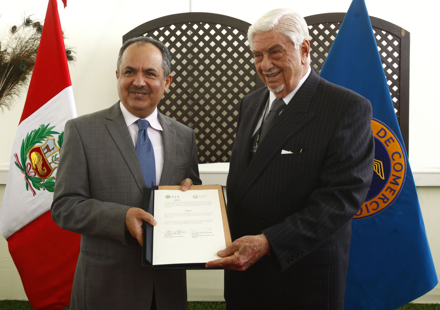 LIMA, PERÚ – OCTUBRE 01. Samuel Gleiser, presidente de la Cámara de Comercio de Lima y Khalil Abullah , presidente de la Cámara de Comercio e Industria de Omán, firman acuerdos de cooperación.Foto: ANDINA/archivo.