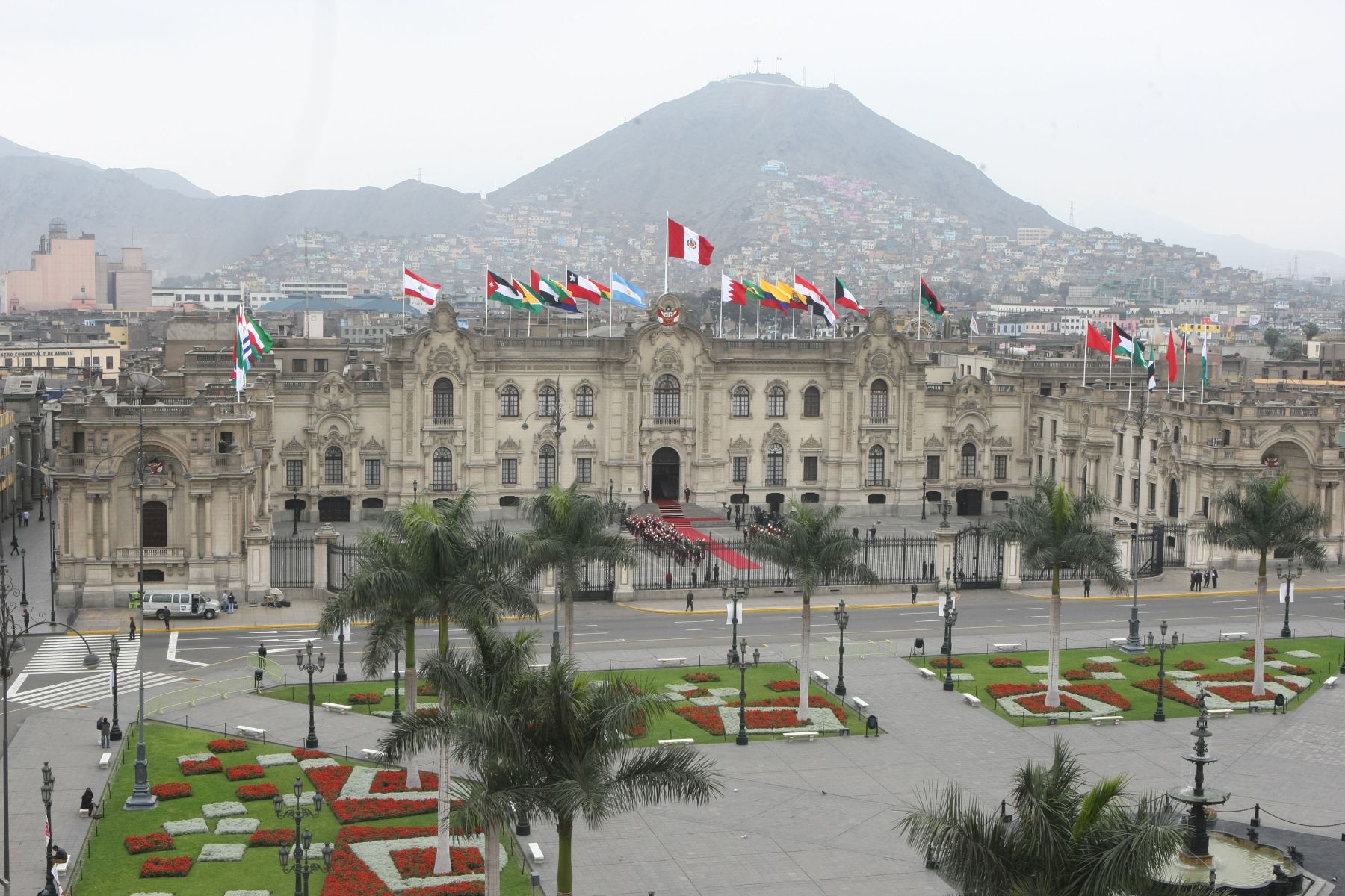 LIMA, PERU - OCTUBRE 01. Plaza Mayor de Lima con las banderas
de los países que participan en Cumbre ASPA. Foto: ANDINA/Vidal Tarqui.