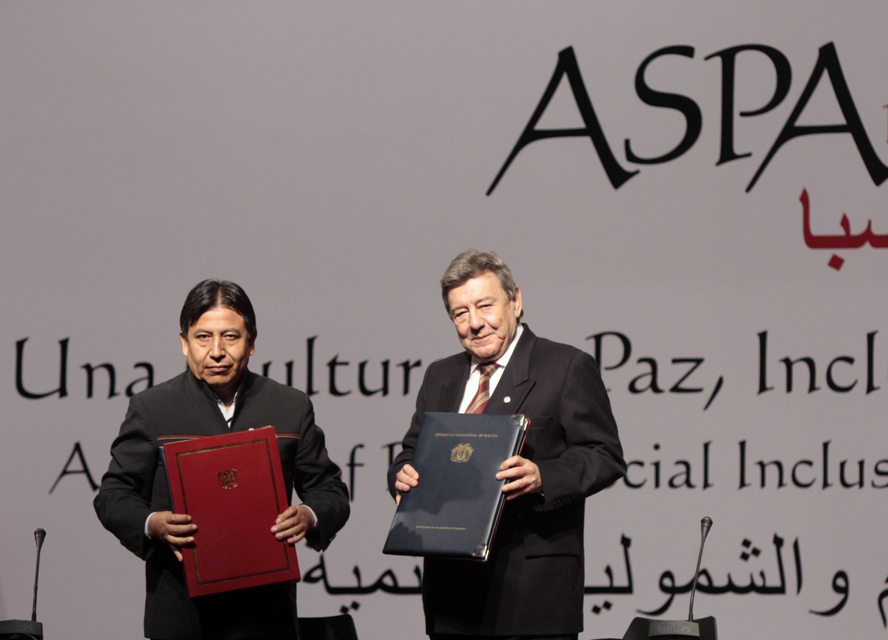 LIMA, PERU - OCTUBRE 01. Ministro de Relaciones Exteriores de Perú,Rafael Roncagliolo y su homólogo de Bolivia, David Choquehuanca suscribieron un Acuerdo Marco de Cooperación durante la III Cumbre de América del Sur y Países Arabes ASPA. Foto: ANDINA / Carlos Lezama.