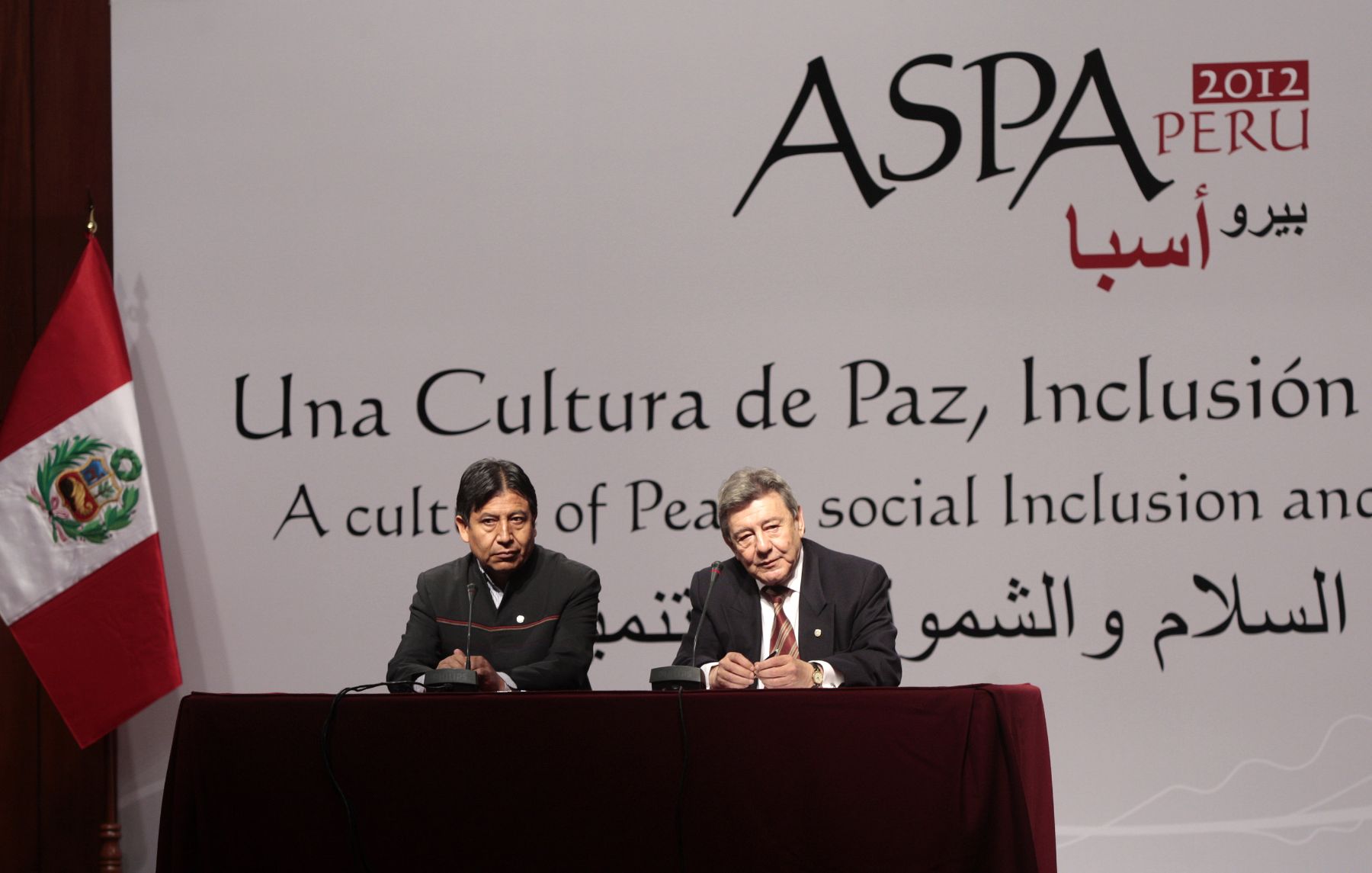 LIMA, PERU - OCTUBRE 01. Ministro de Relaciones Exteriores de Perú,Rafael Roncagliolo y su homólogo de Bolivia, David Choquehuanca suscribieron un Acuerdo Marco de Cooperación durante la III Cumbre de América del Sur y Países Arabes ASPA.Foto: ANDINA / Carlos Lezama.