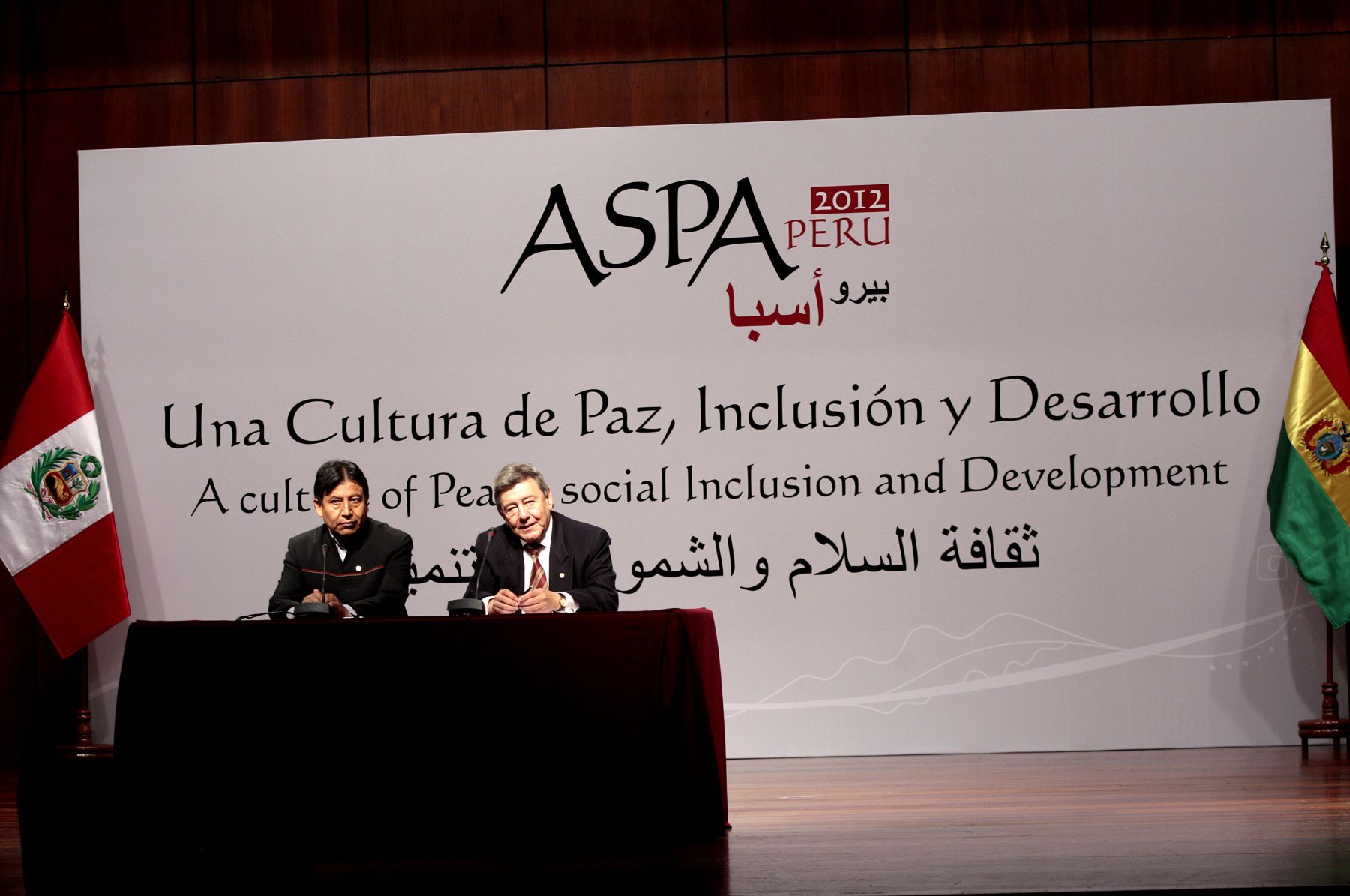 LIMA, PERU - OCTUBRE 01. Ministro de Relaciones Exteriores de Perú,Rafael Roncagliolo y su homólogo de Bolivia, David Choquehuanca suscribieron un Acuerdo Marco de Cooperación durante la III Cumbre de América del Sur y Países Arabes ASPA. Foto: ANDINA / Carlos Lezama.