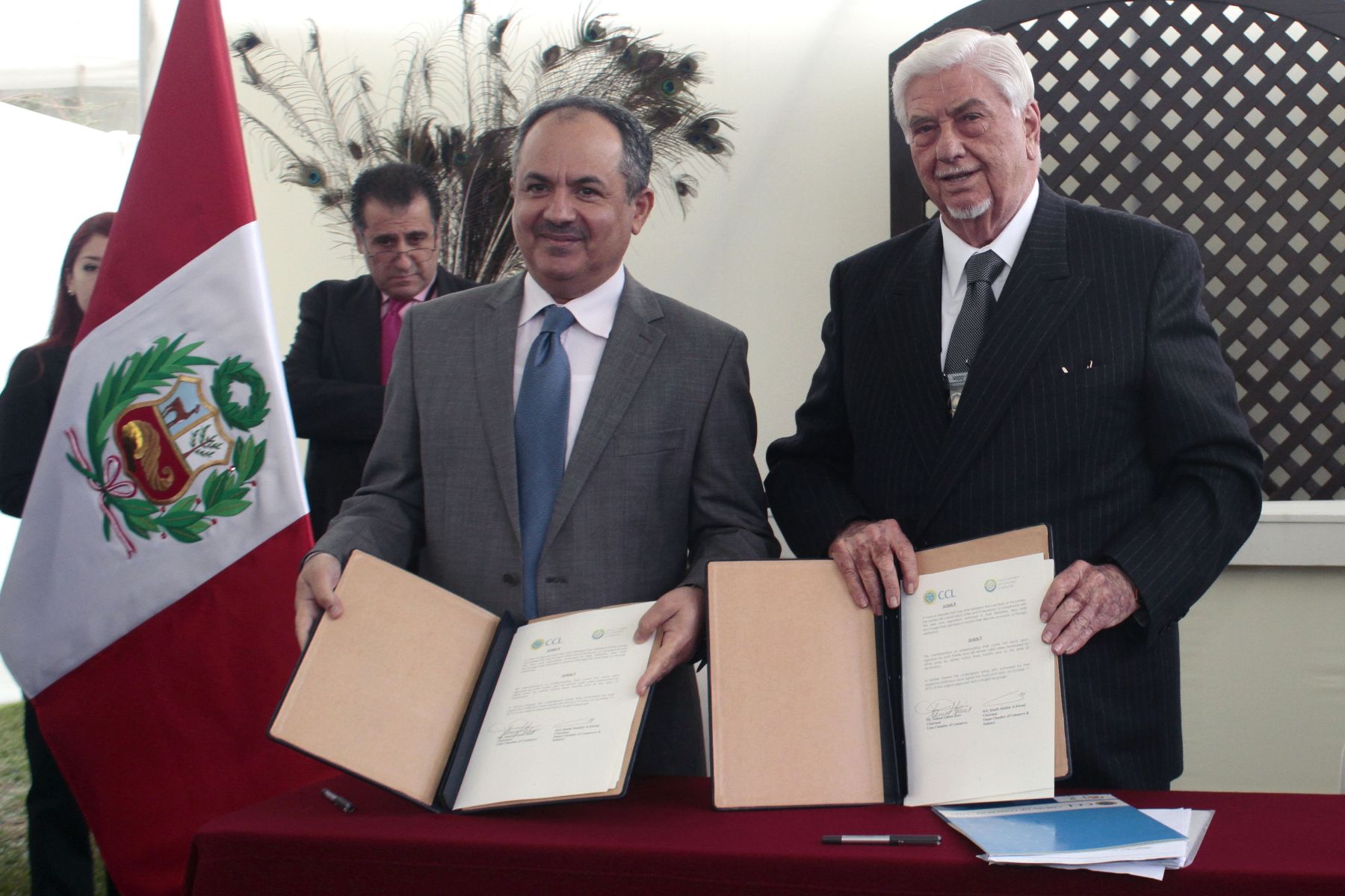 Presidente de Cámara de Comercio e Industria de Omán, Khalil Abullah Al Khonji, y presidente de la CCL, Samuel Gleiser.