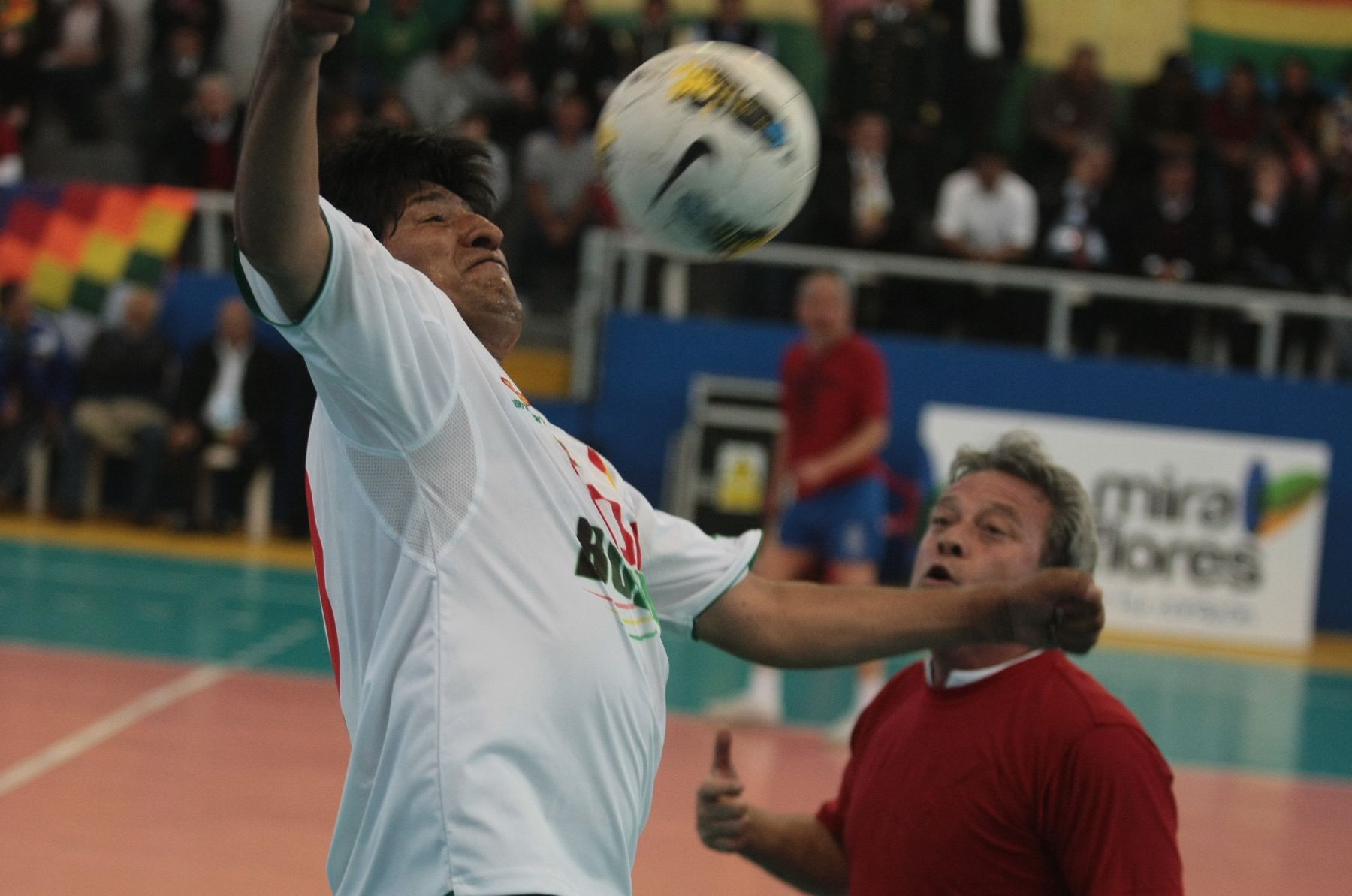 El Presidente de Bolivia, Evo Morales, participó de un partido de fútbol en el distrito de Miraflores. ANDINA/Juan Carlos Guzmán