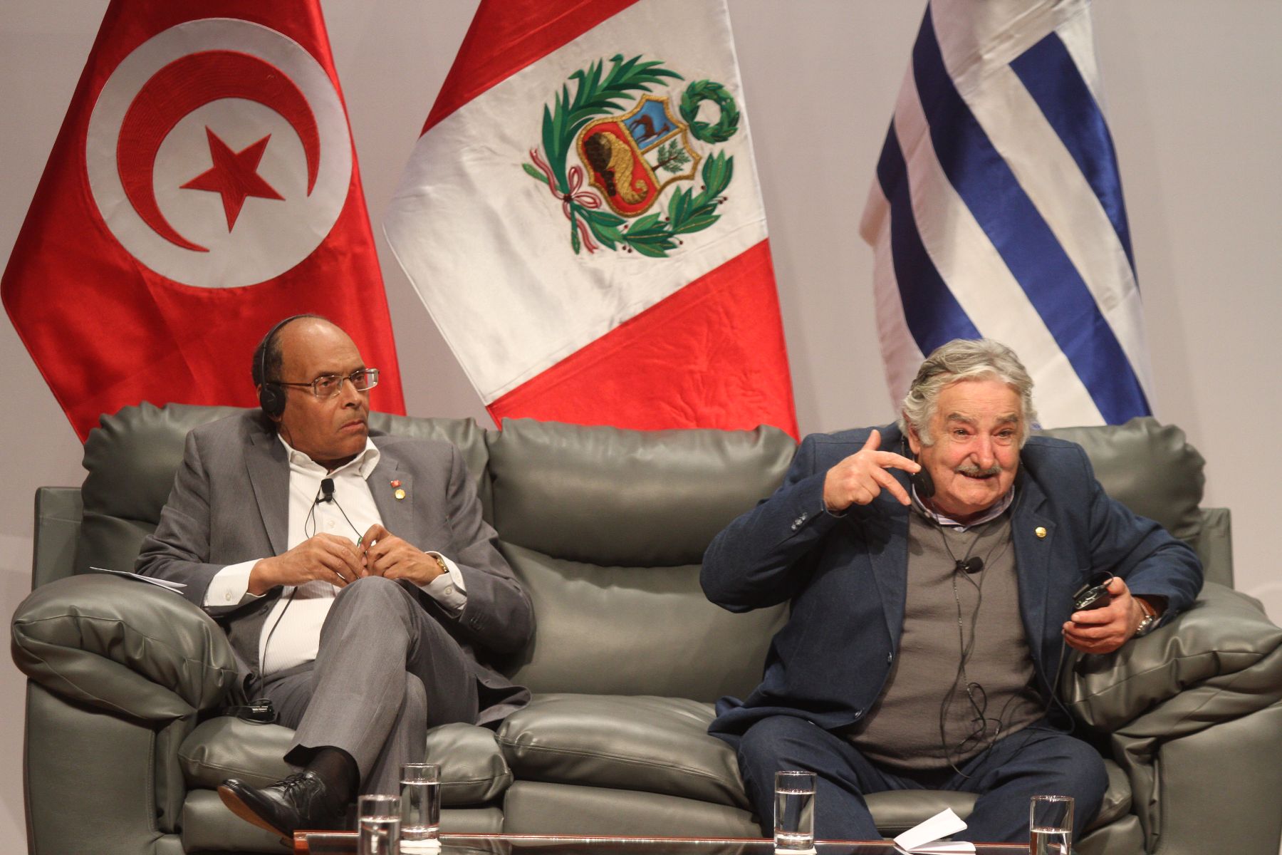 El presidente de Uruguay, José Mujica, y su homólogo de Túnez, Moncef Marzouki, participaron en un conversatorio sobre la democracia en América del Sur y en los países árabes. Foto: ANDINA/Marco del Río