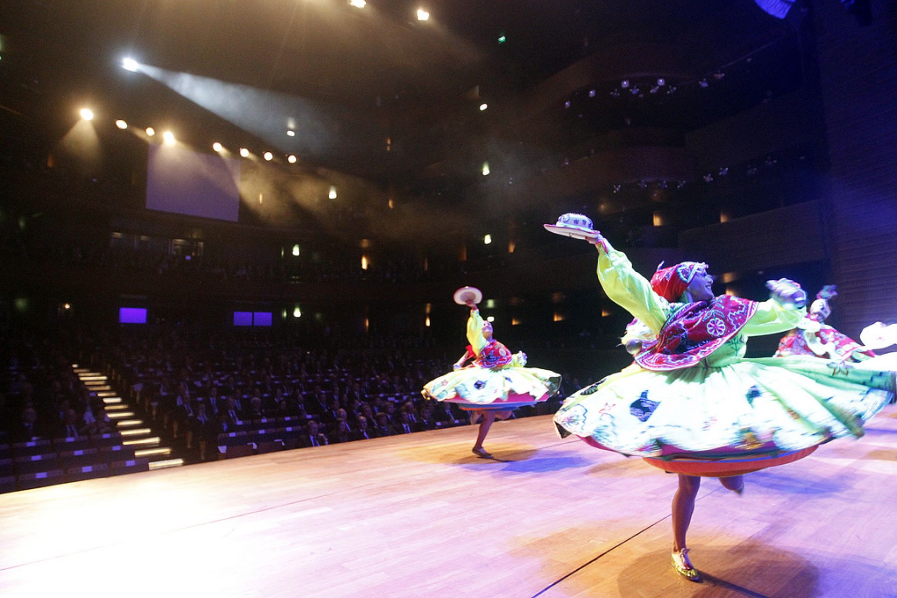 El Presidente Ollanta Humala encabezó la actividad cultural en el Gran Teatro Nacional a los Jefes de Estado, jefes de Delegaciones y Ministros de Relaciones Exteriores e invitados que participan de la III Cumbre ASPA. La actividad contó con la presentación del Elenco Nacional de Folklore. ANDINA/Presidencia
