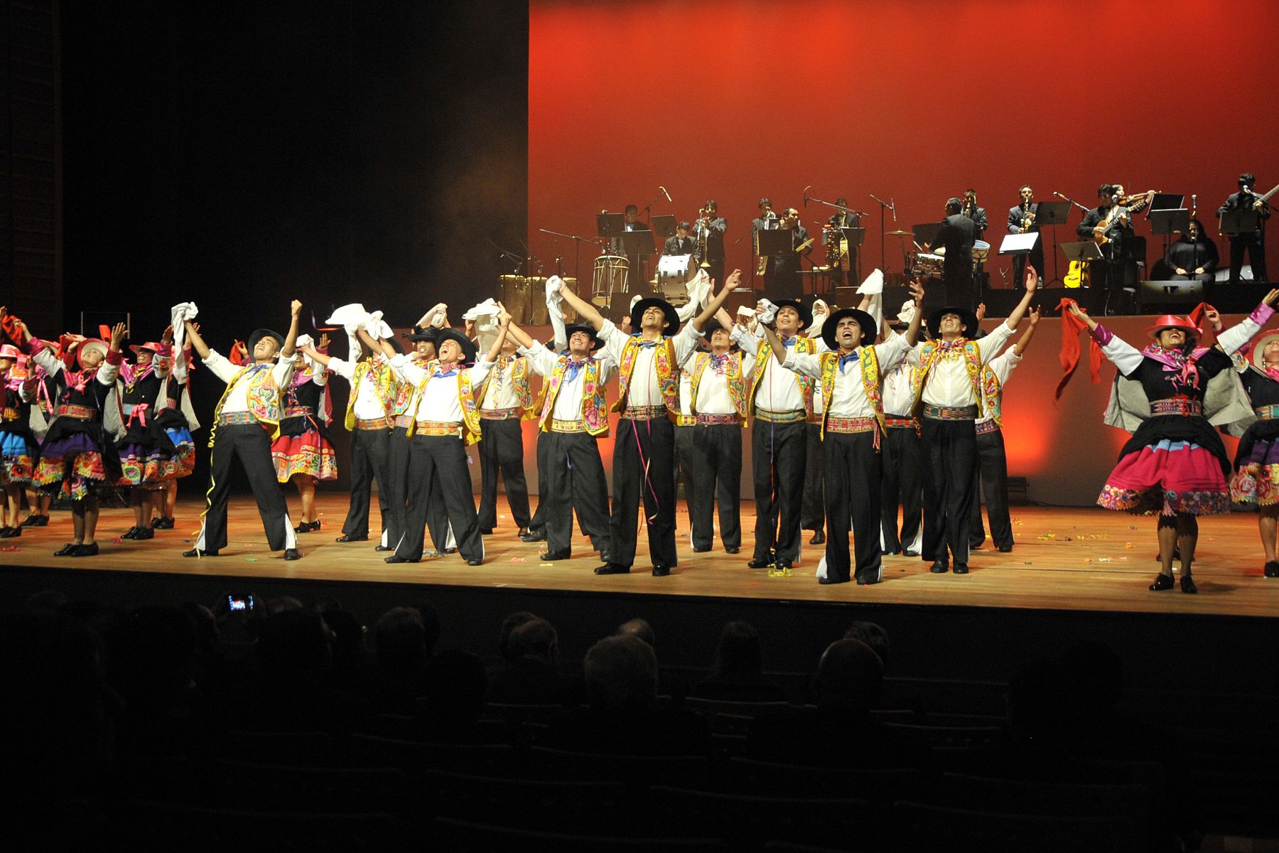 LIMA, PERU - OCTUBRE 01. Presidente de la República, Ollanta Humala, encabezó actividad cultural ofrecida en el Gran Teatro Nacional a los Jefes de Estado, Jefes de Delegaciones y Ministros de Relaciones Exteriores e invitados que participan de la III Cumbre ASPA..Foto: ANDINA/Prensa Presidencia
